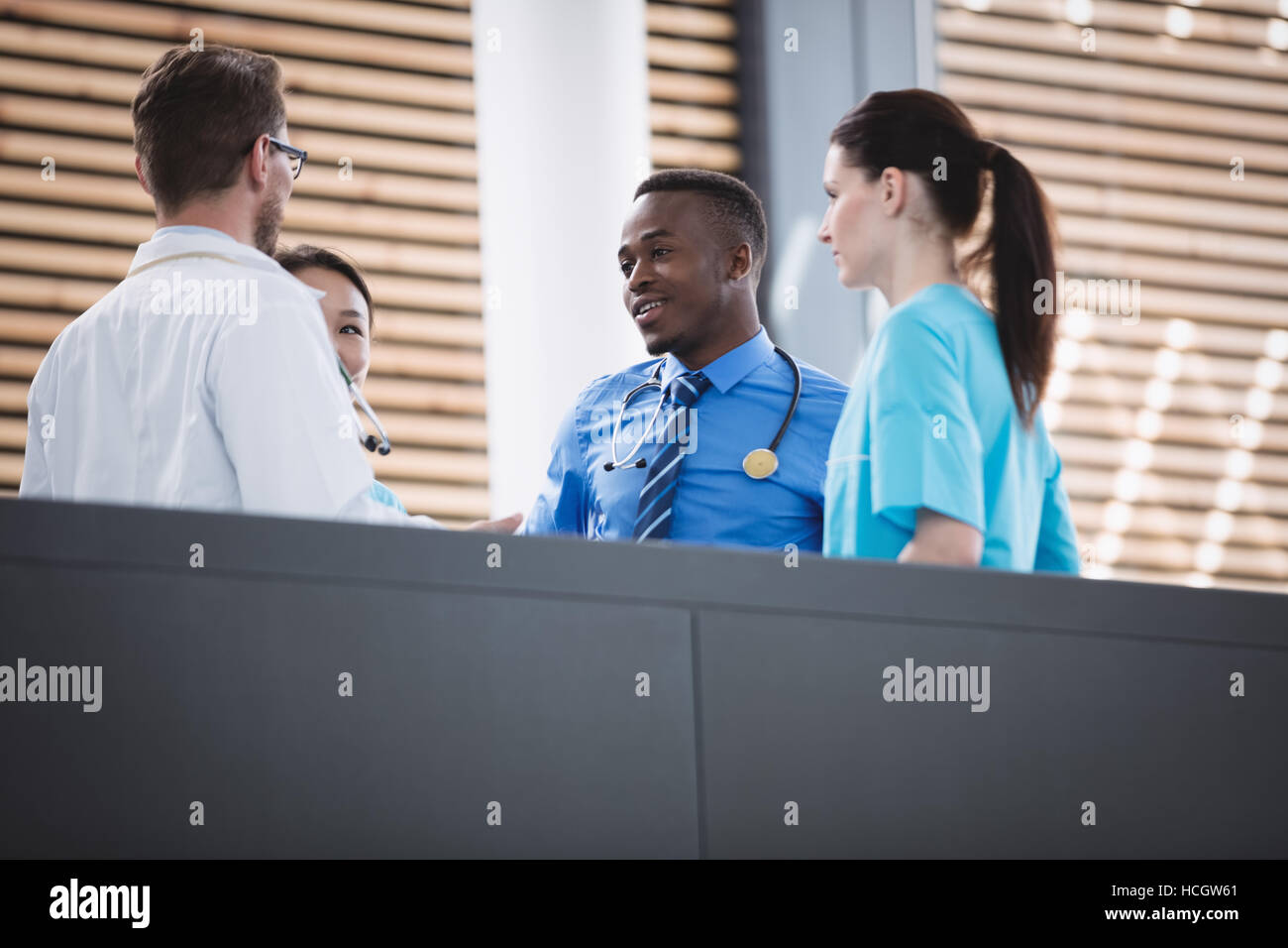 Les médecins et infirmières en interaction les uns avec les autres Banque D'Images