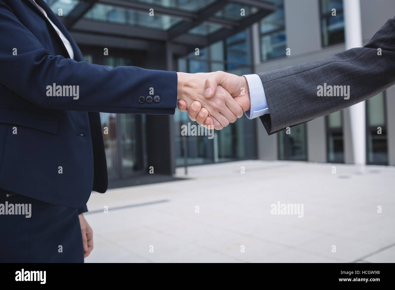 Businesspeople shaking hands Banque D'Images