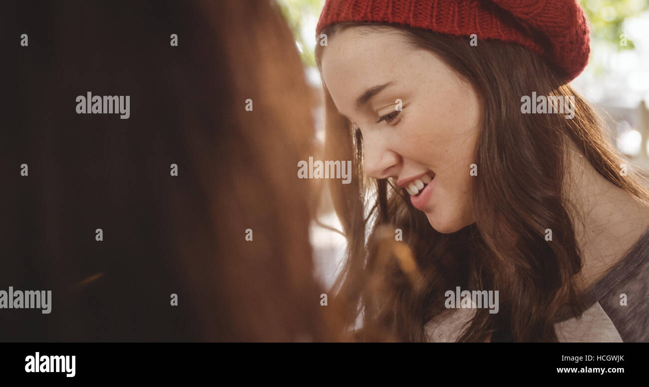 Femme assise dans le café Banque D'Images