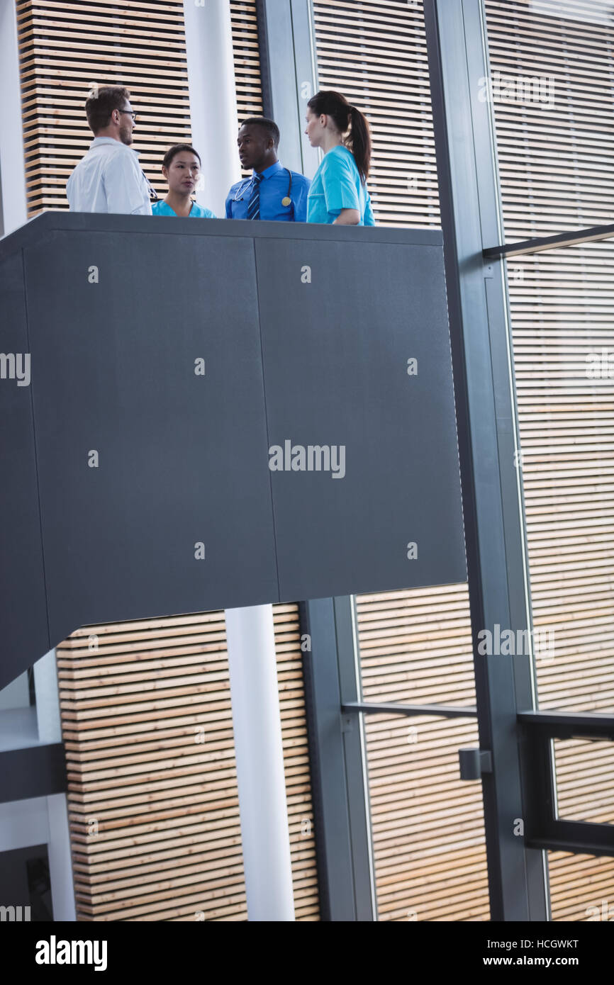 Les médecins et infirmières en interaction les uns avec les autres Banque D'Images