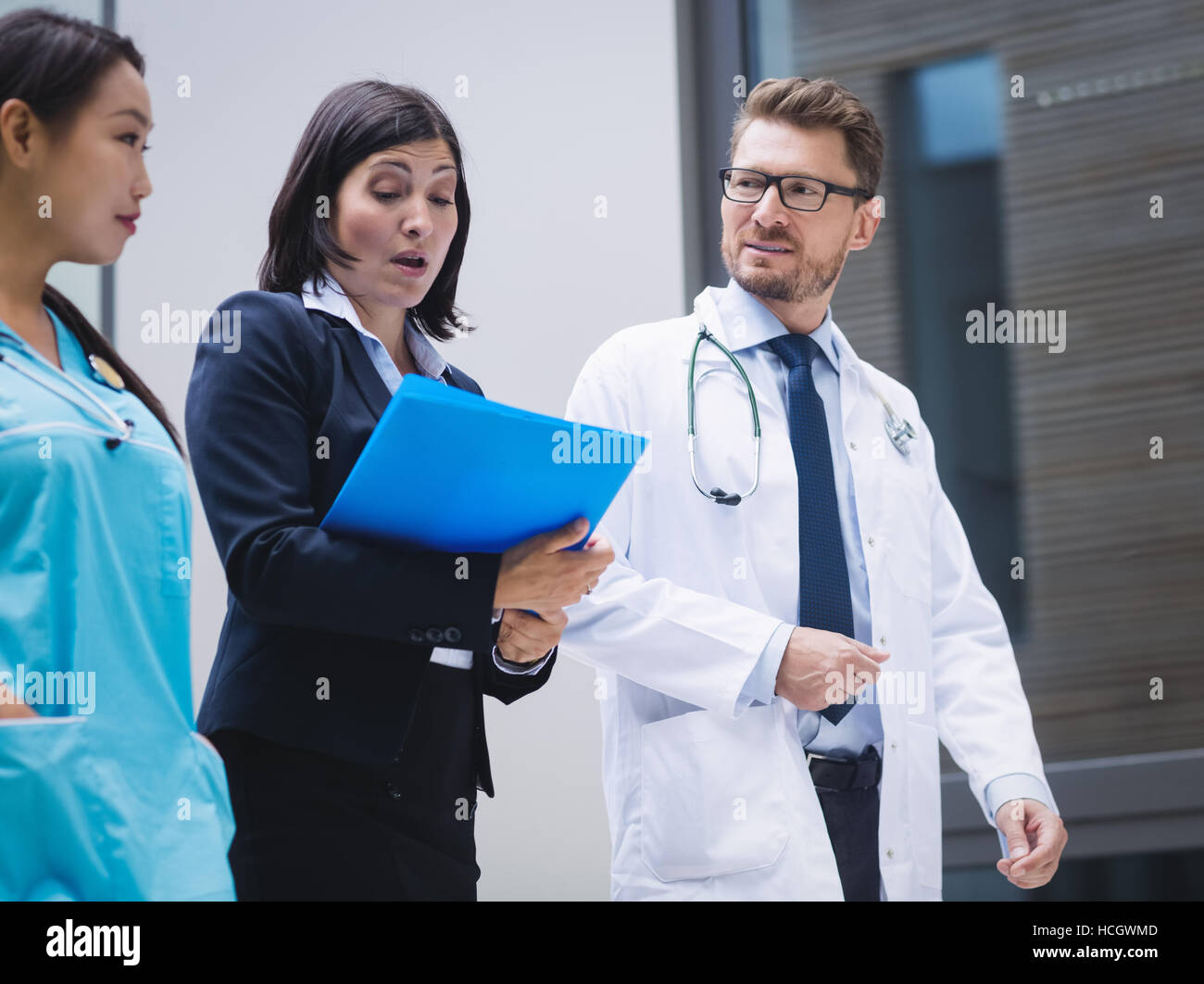 Les médecins et infirmières de l'interaction lors de la marche Banque D'Images