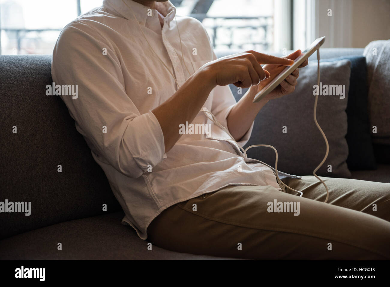 Man listening music on digital tablet Banque D'Images