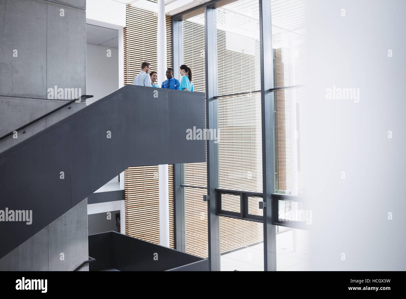 Les médecins et infirmières en interaction les uns avec les autres Banque D'Images