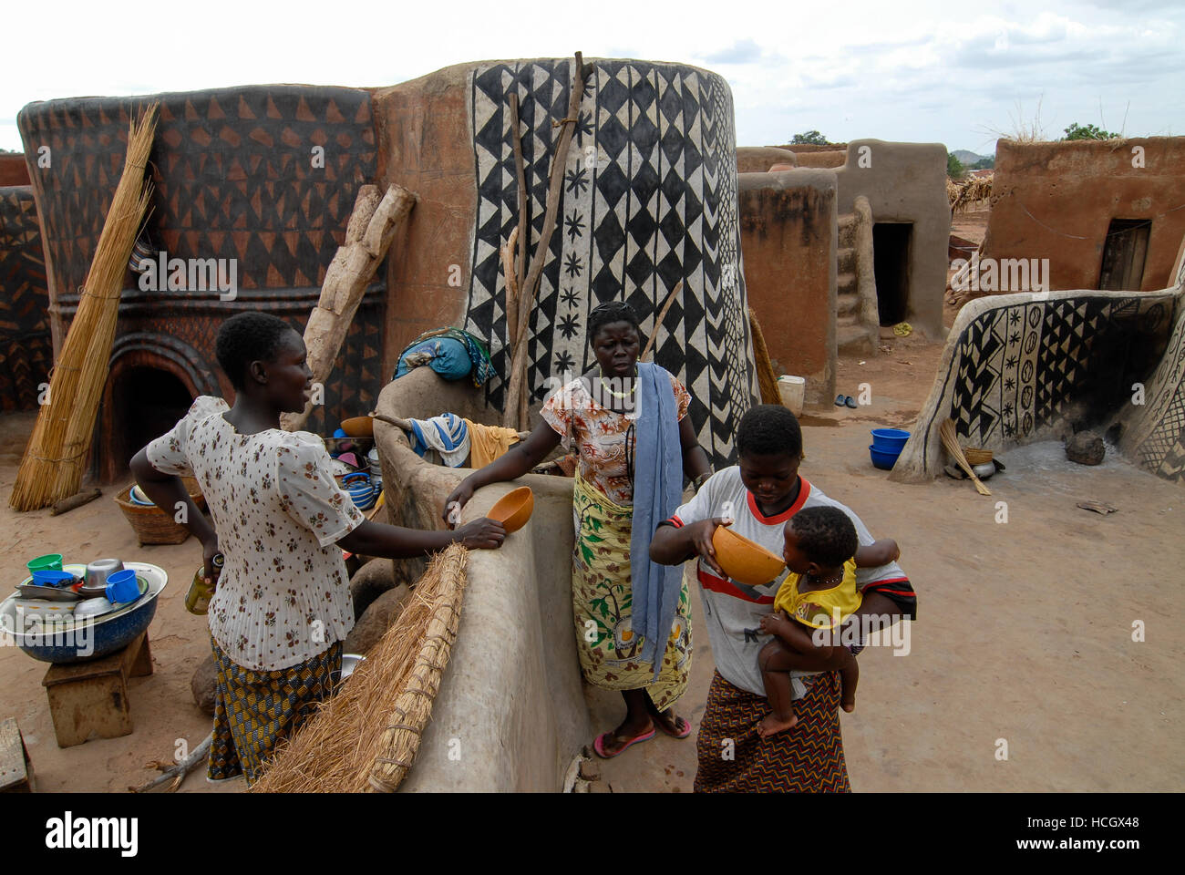 Le BURKINA FASO, Po, village de Tiebele Kassenas tribu , huttes en argile peint à motifs géométriques modèles noir et blanc / Dorf Tiebele der Kassenas Ethie, bemalte Lehmhaeuser geometrischen Mustern mit in schwarz und weiss, die von den Kassena-Frauen Wandbemalungen gemacht werden. Dazu benutzen Sie die schwarze Farbe, Graphitpulver aus und Wasser und wird gemischt, weisse Farbe, die mit Hilfe von Specksteinen wird gewonnen. Die Farbe wird auf einen roten Untergrund aus Lehm und Wasser, Néré-Schoten aufgetragen. Motif dienen als Muster und Symbole, die dem compilée Alltagsleben oder der religioesen Symbo Banque D'Images