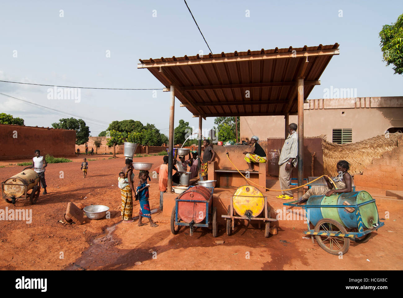 BURKINA FASO Banfora , les femmes et les enfants aller chercher de l'eau potable provenant de la vente de l'eau station / BURKINA FASO Banfora, Frauen und Kinder apporter Wasser von einer Verkaufsstelle Banque D'Images