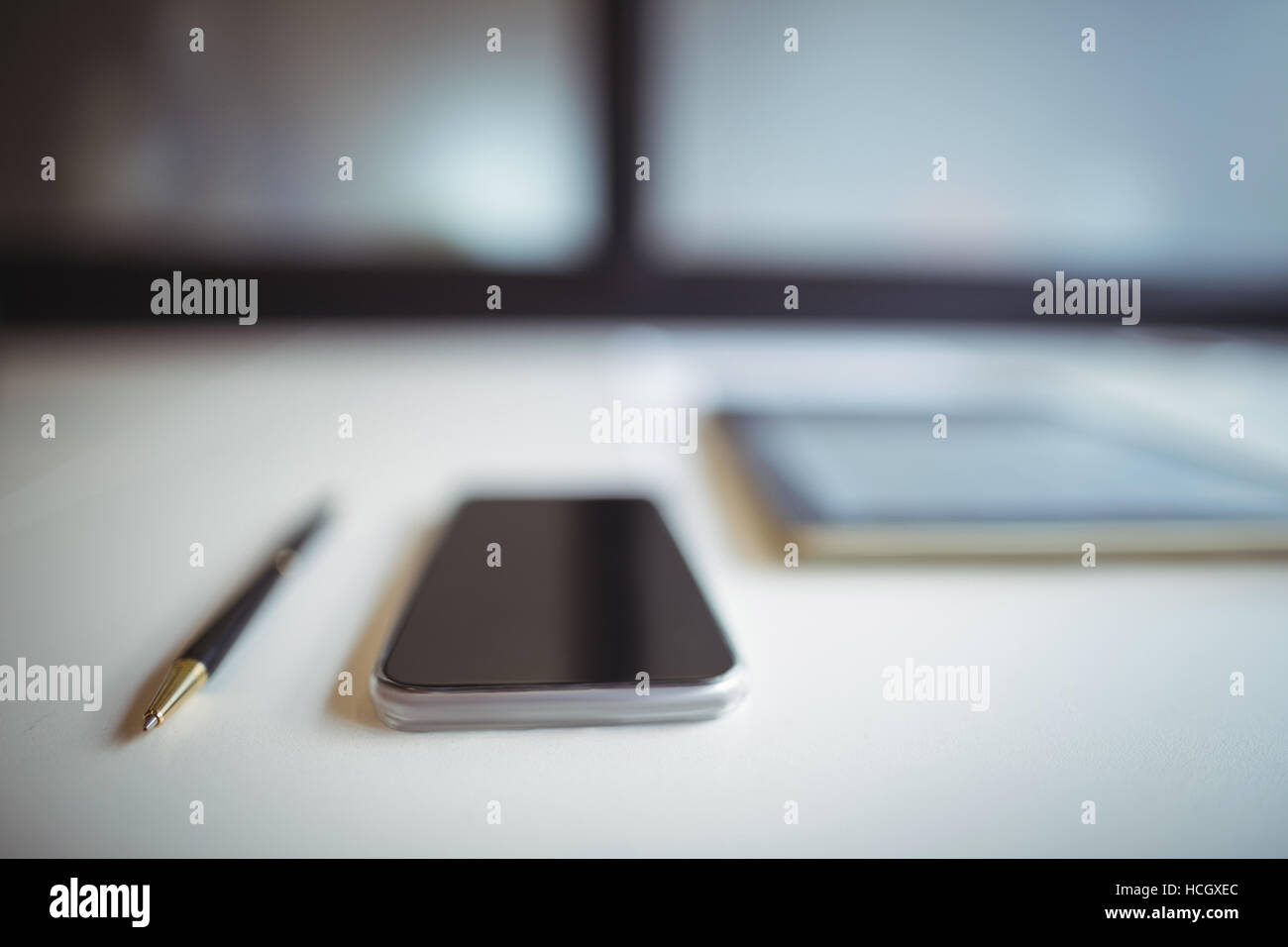 Tablette numérique avec un téléphone mobile et un stylo sur office desk in office Banque D'Images