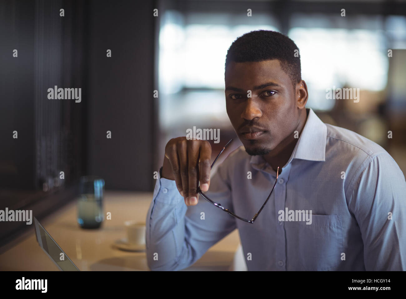 Spectacle woman sitting at desk Banque D'Images
