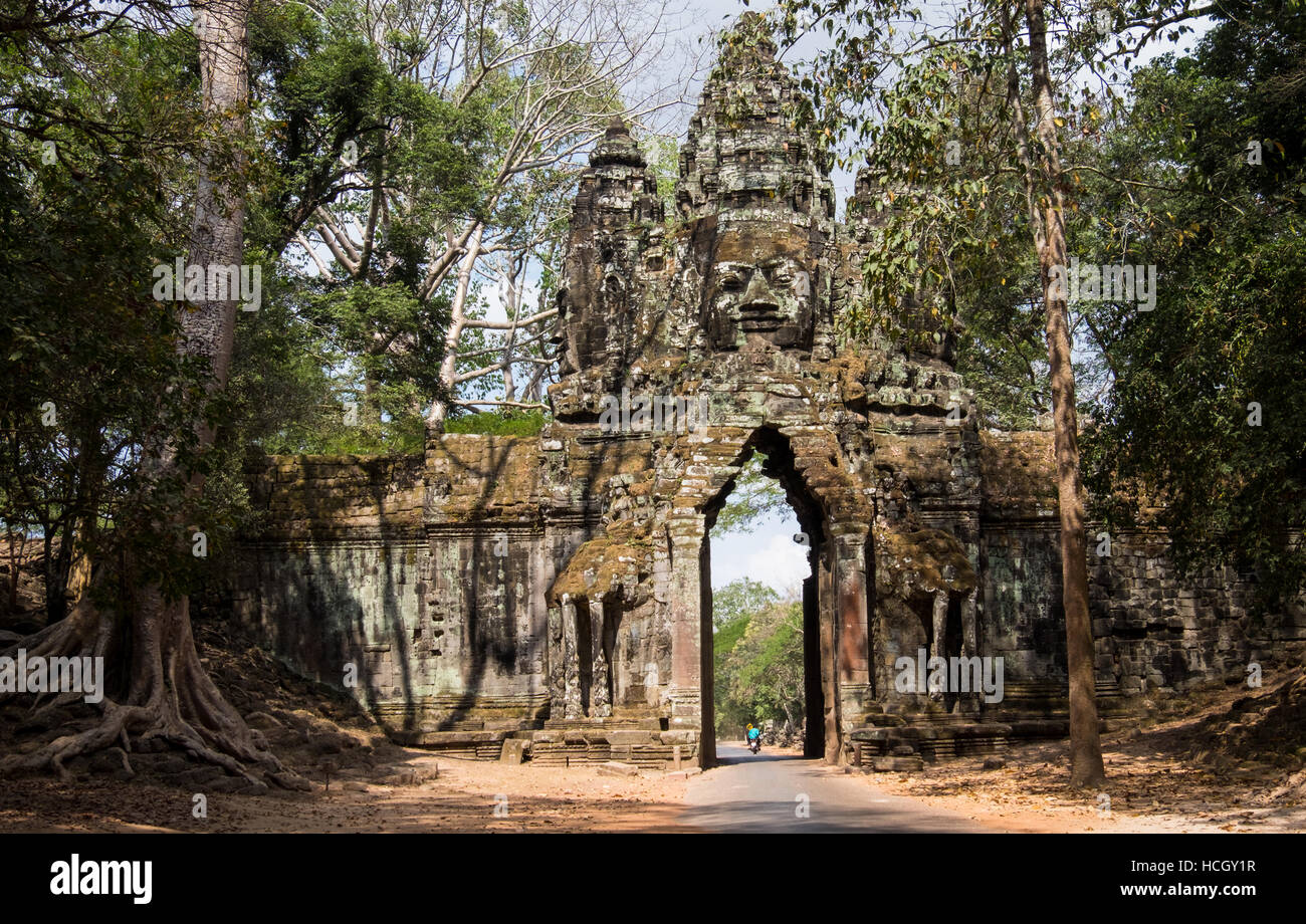 Une vue générale de la porte du Nord entrée du complexe d'Angkor Thom à Siem Reap, Cambodge Banque D'Images