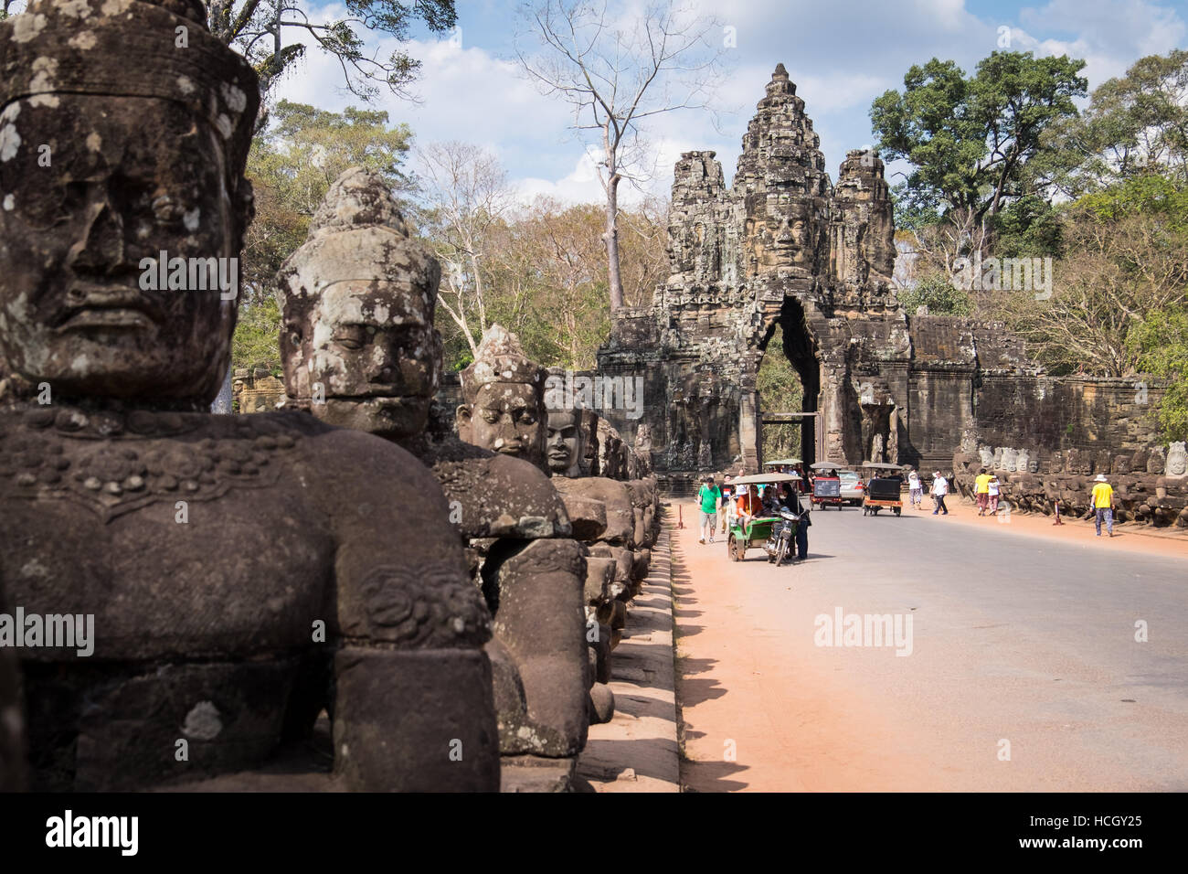 La porte sud l'entrée au temple de Angkor Thom, Siem Reap, Cambodge Banque D'Images