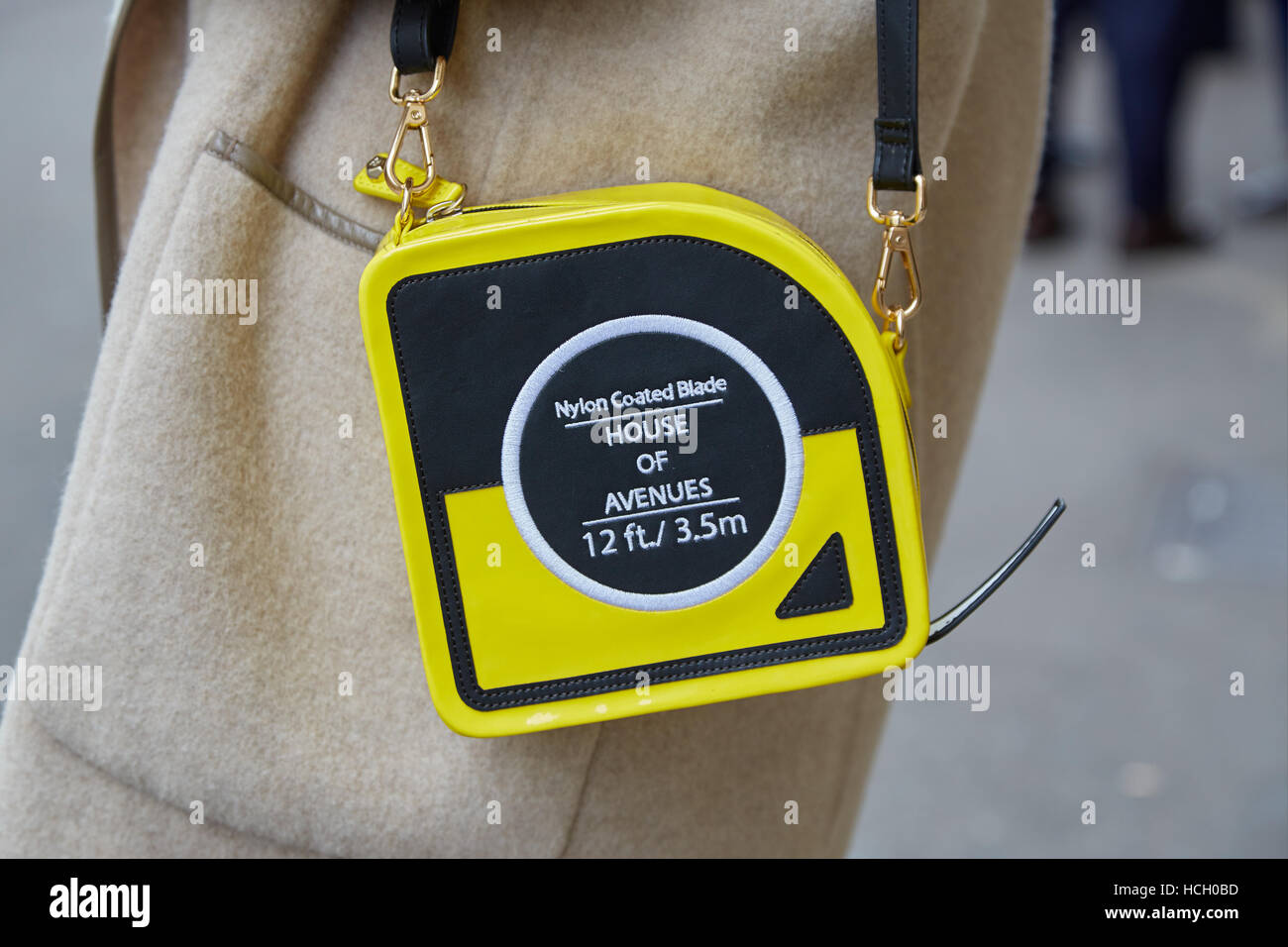 Femme avec sac jaune avec ruban à mesurer forme avant que Max Mara fashion show, Milan Fashion Week street style le 22 septembre. Banque D'Images