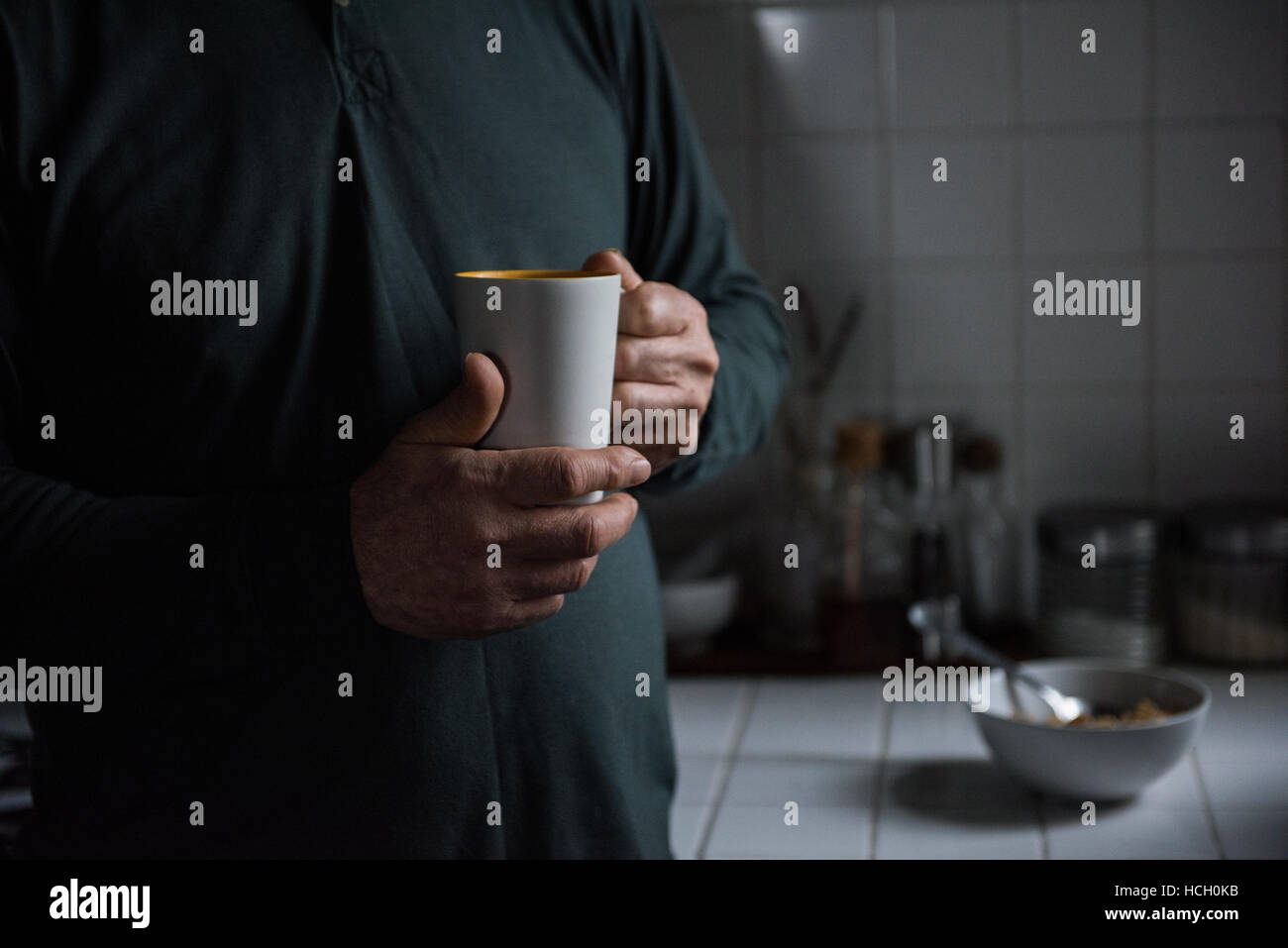 Homme tenant une tasse de café à la maison Banque D'Images
