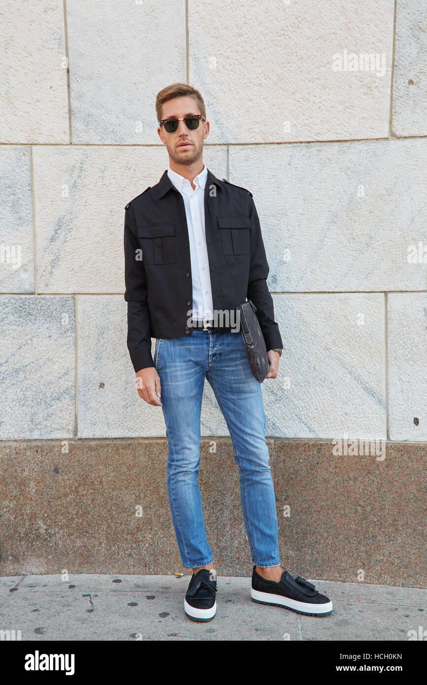 Homme avec les blue-jeans et blouson noir avant Cristiano Burani fashion show, Milan Fashion Week street style le 22 septembre 2016 Banque D'Images