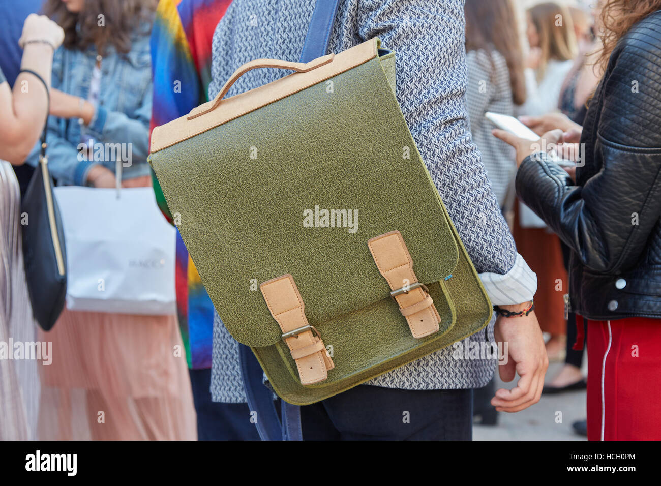 Homme avec sac à dos vert avant Cristiano Burani fashion show, Milan Fashion Week street style le 22 septembre 2016 à Milan. Banque D'Images
