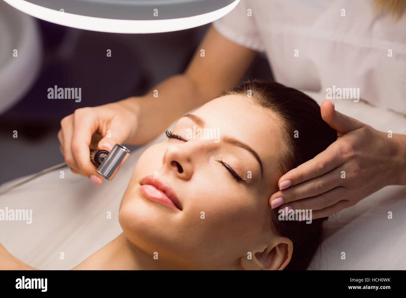 L'exécution de l'enlèvement de cheveux de laser dermatologue sur patient Banque D'Images