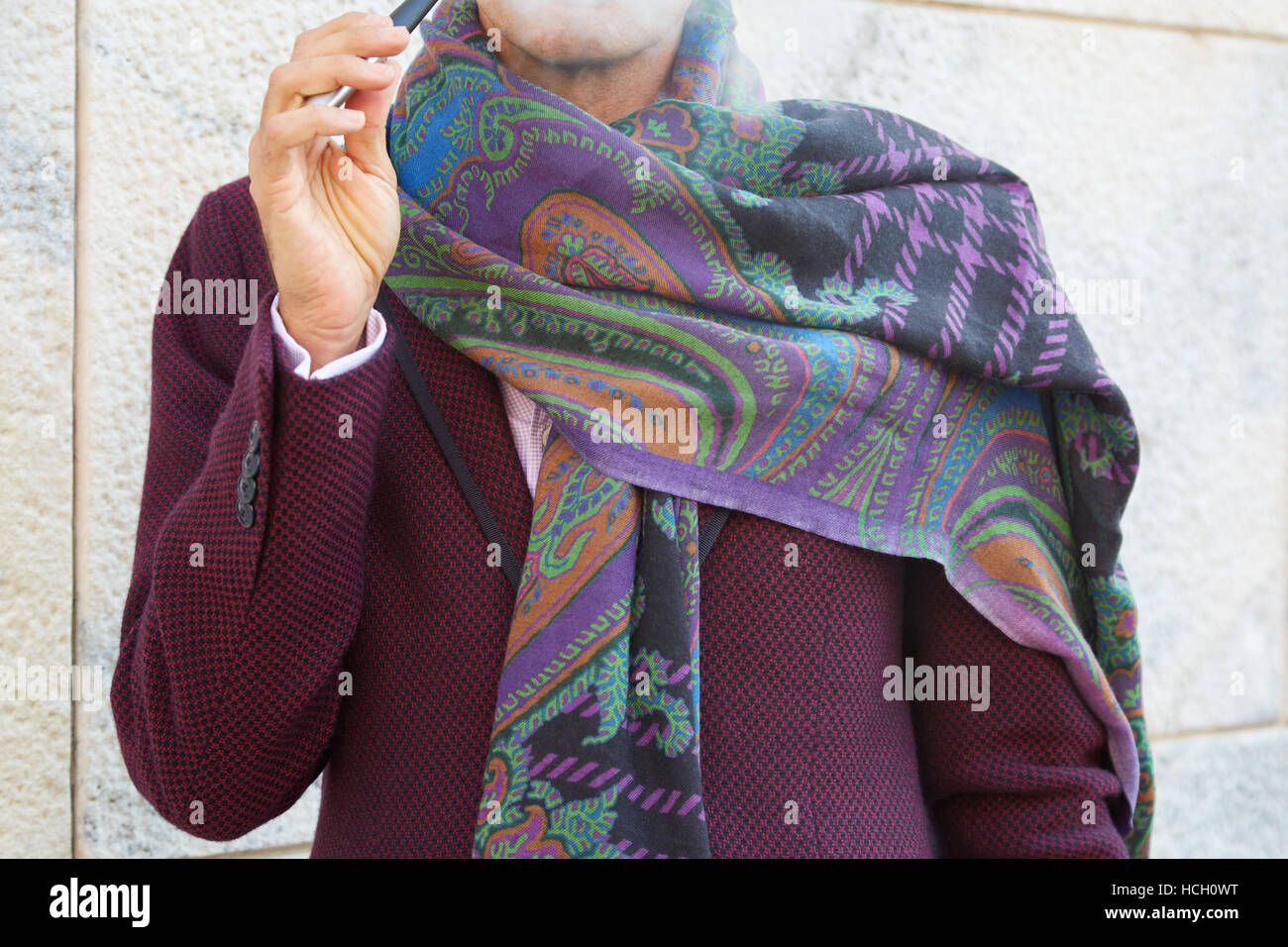 Homme élégant motif floral de fumer avec écharpe avant Cristiano Burani fashion show, Milan Fashion Week street style sur Septembre Banque D'Images
