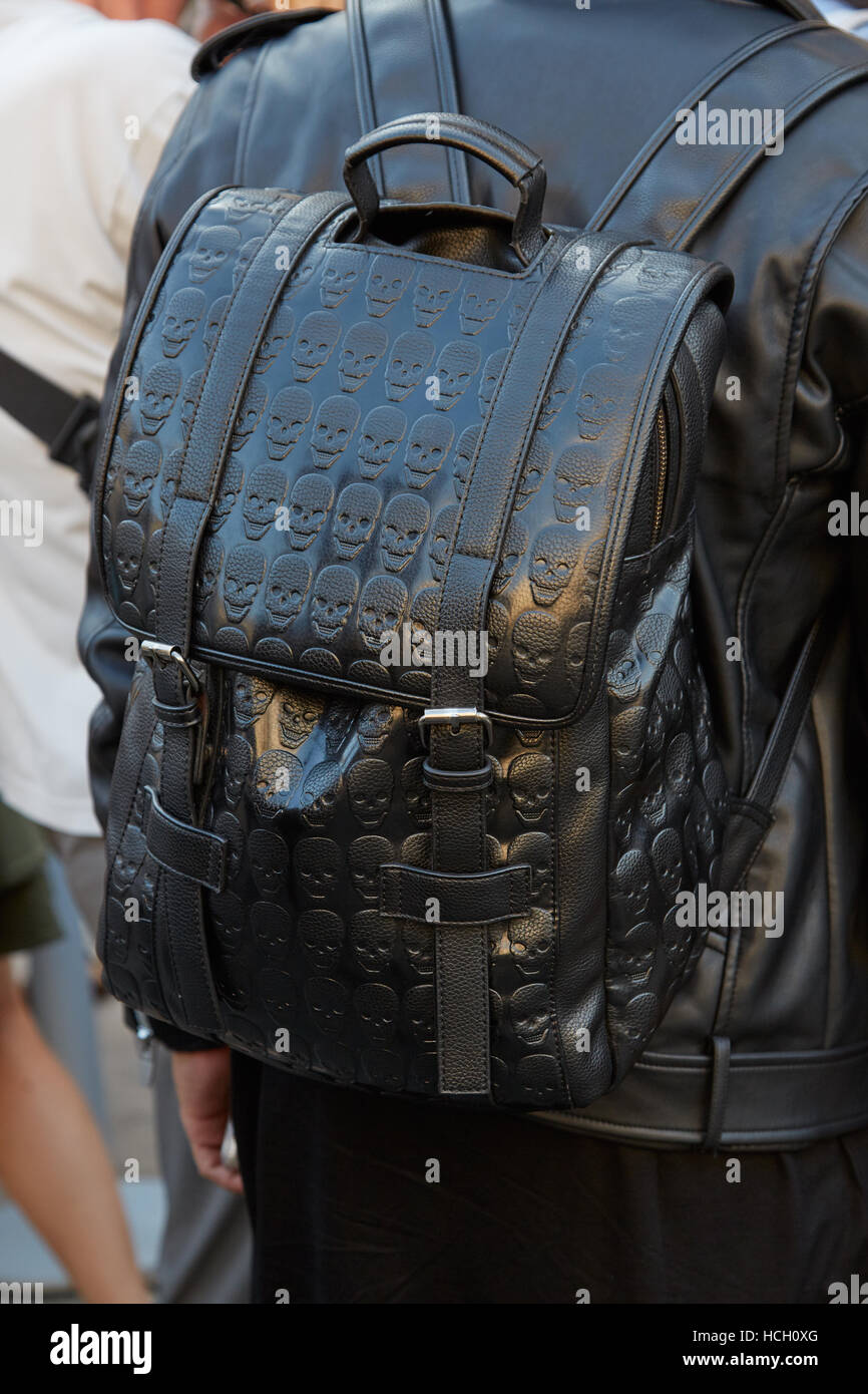 Homme avec sac à dos en cuir noir avec motif crâne avant Cristiano Burani fashion show, Milan Fashion Week street style, 2016. Banque D'Images