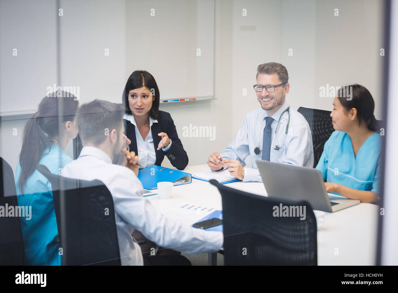 Équipe de médecins lors d'une réunion Banque D'Images