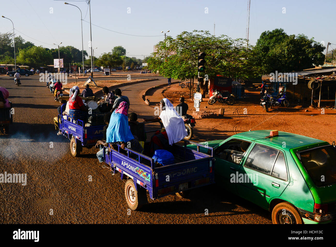 BURKINA FASO , Bobo Dioulasso, le trafic de la rue, le chinois à trois roues Apsonic Banque D'Images