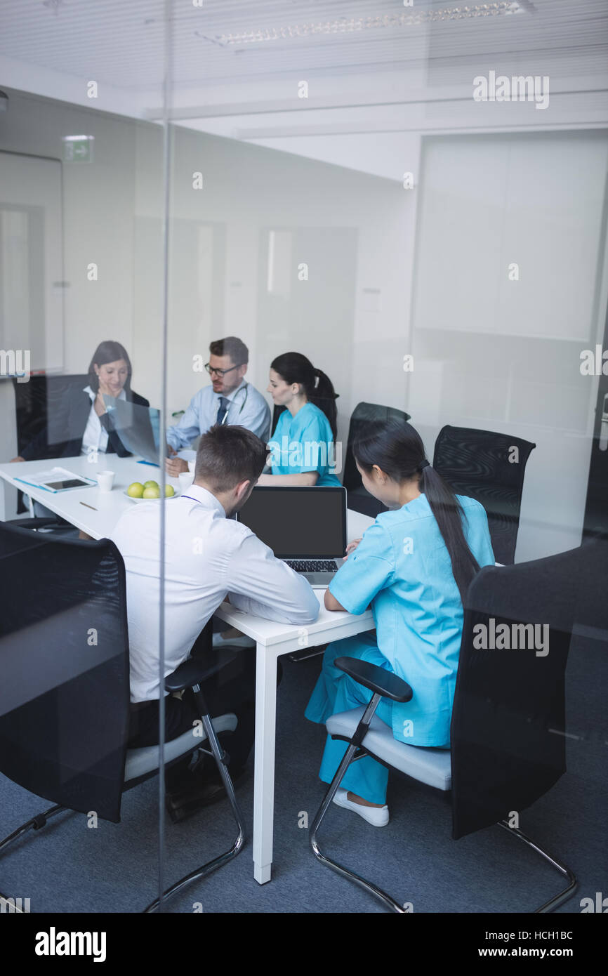 Équipe de médecins lors d'une réunion Banque D'Images