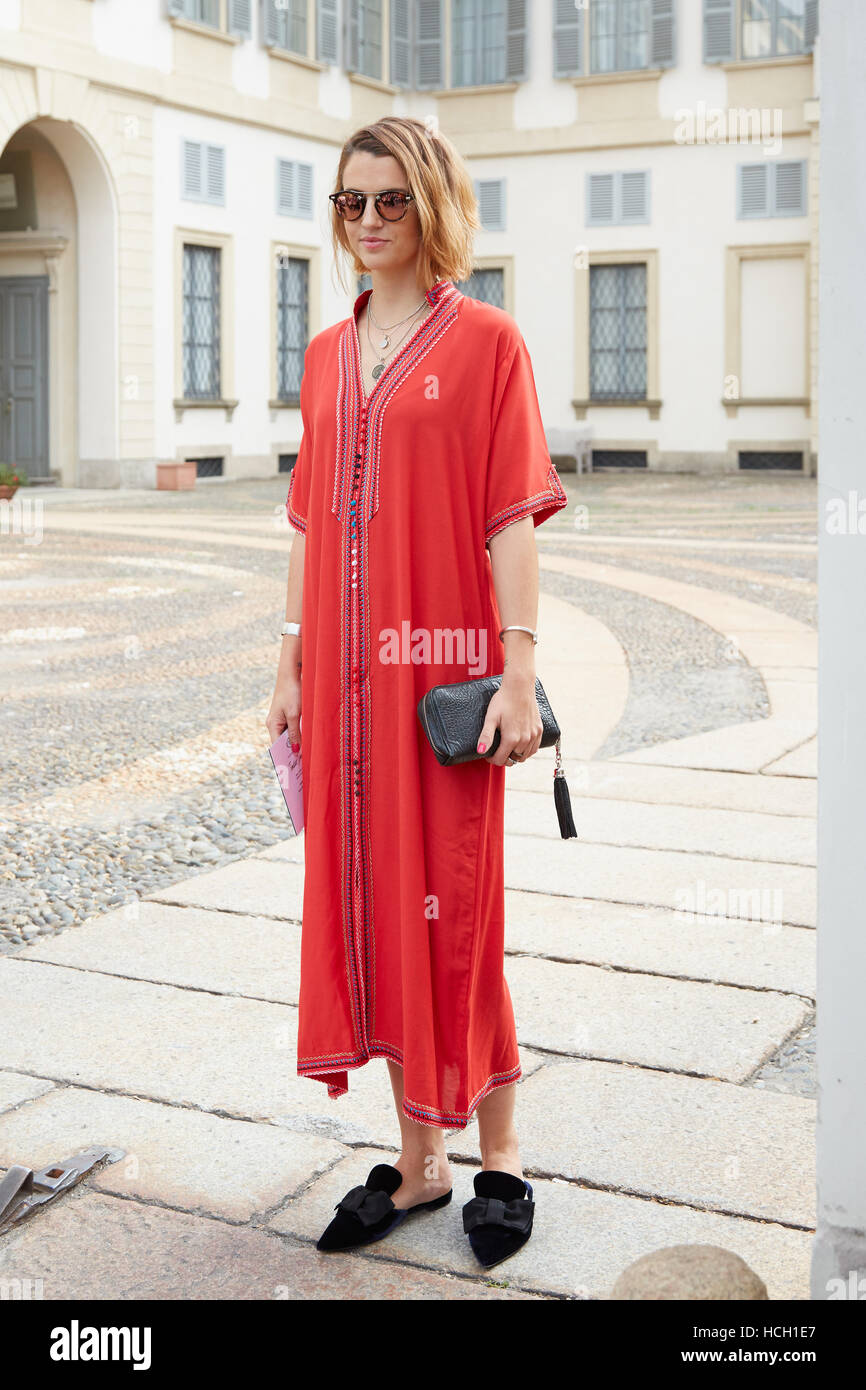 Femme avec une longue robe rouge de la mode avant de Tod's show, Milan Fashion Week street style le 23 septembre 2016 à Milan. Banque D'Images