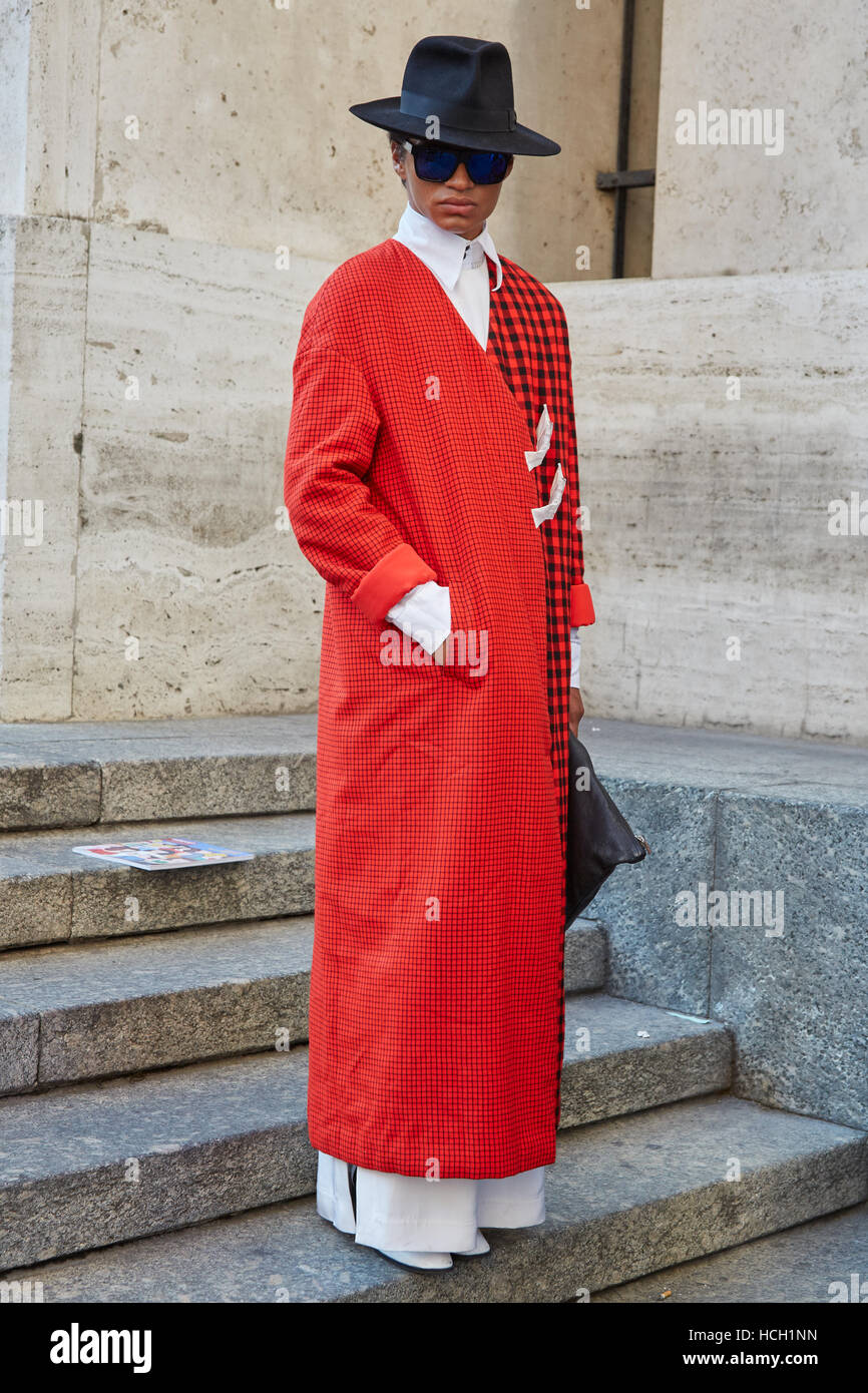Homme avec manteau rouge et noir hat avant de Salvatore Ferragamo fashion  show, Milan Fashion Week street style le 25 septembre 2016 Photo Stock -  Alamy