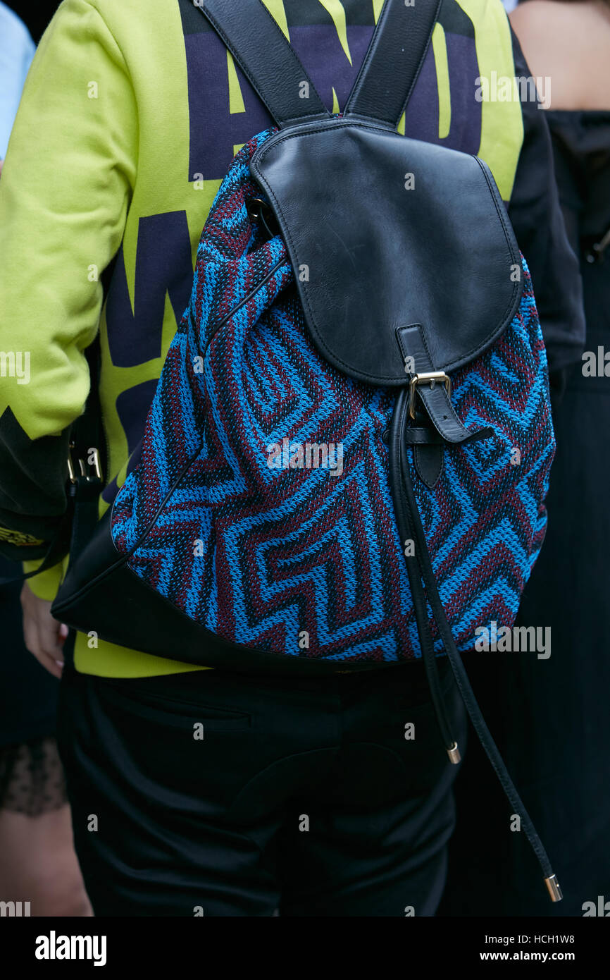 Homme avec sac à dos bleu et noir avec des motifs géométriques avant Max Mara fashion show, Milan Fashion Week street style, à Milan. Banque D'Images