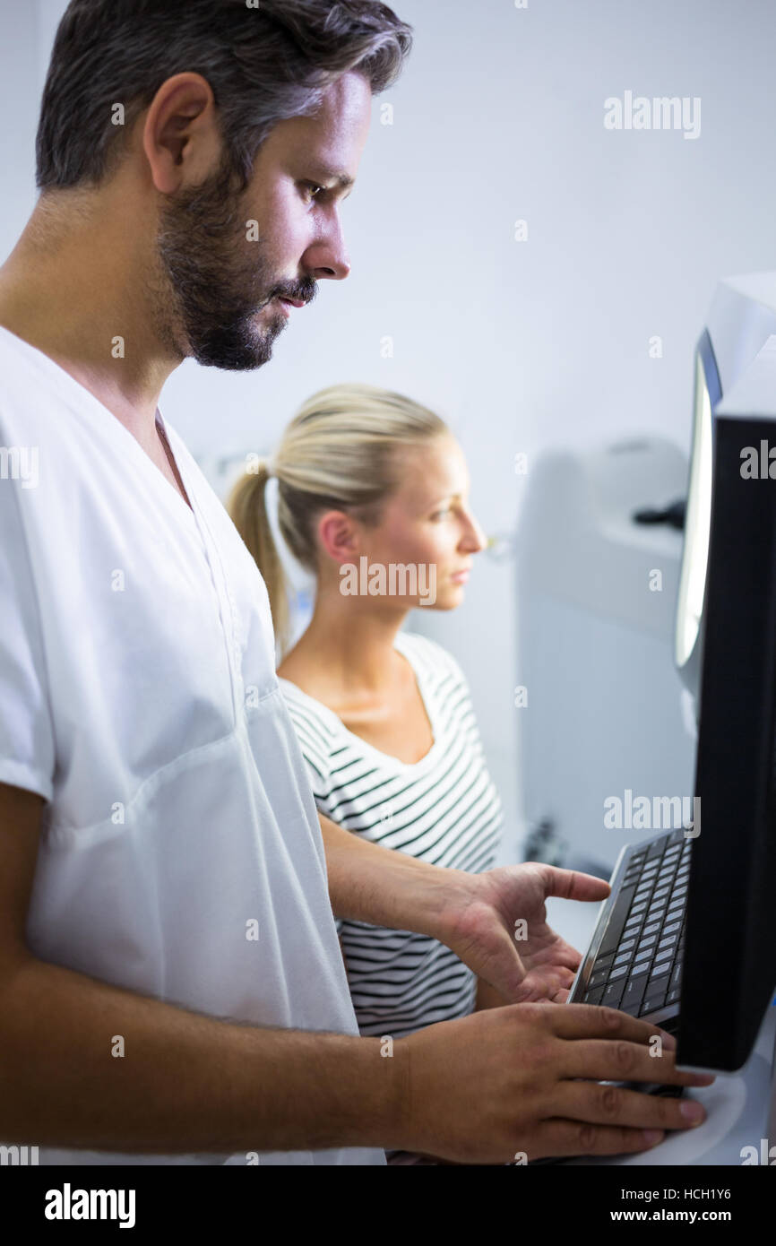 Woman receiving esthétique laser scan Banque D'Images