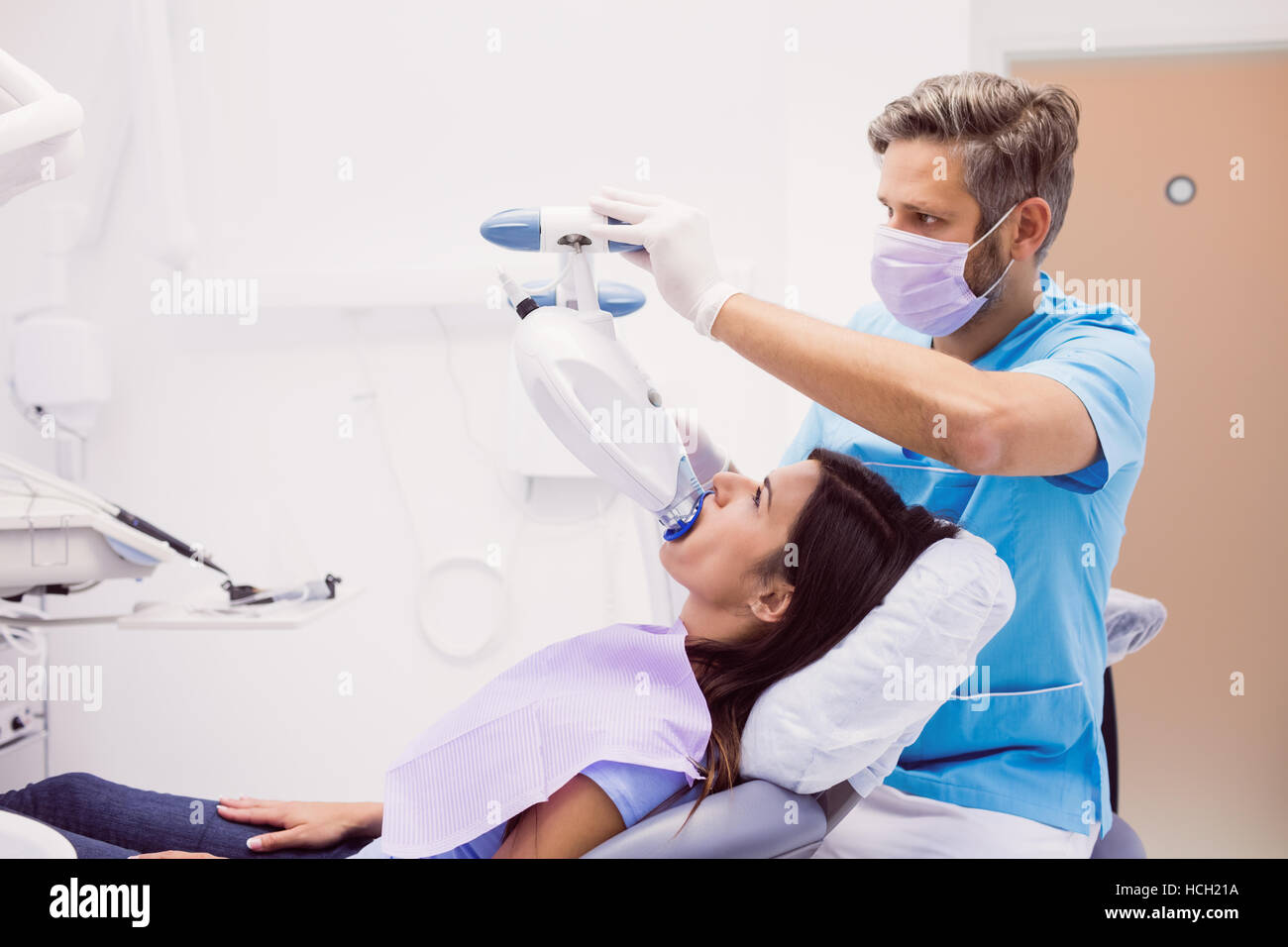 Patient recevant un traitement dentaire Banque D'Images