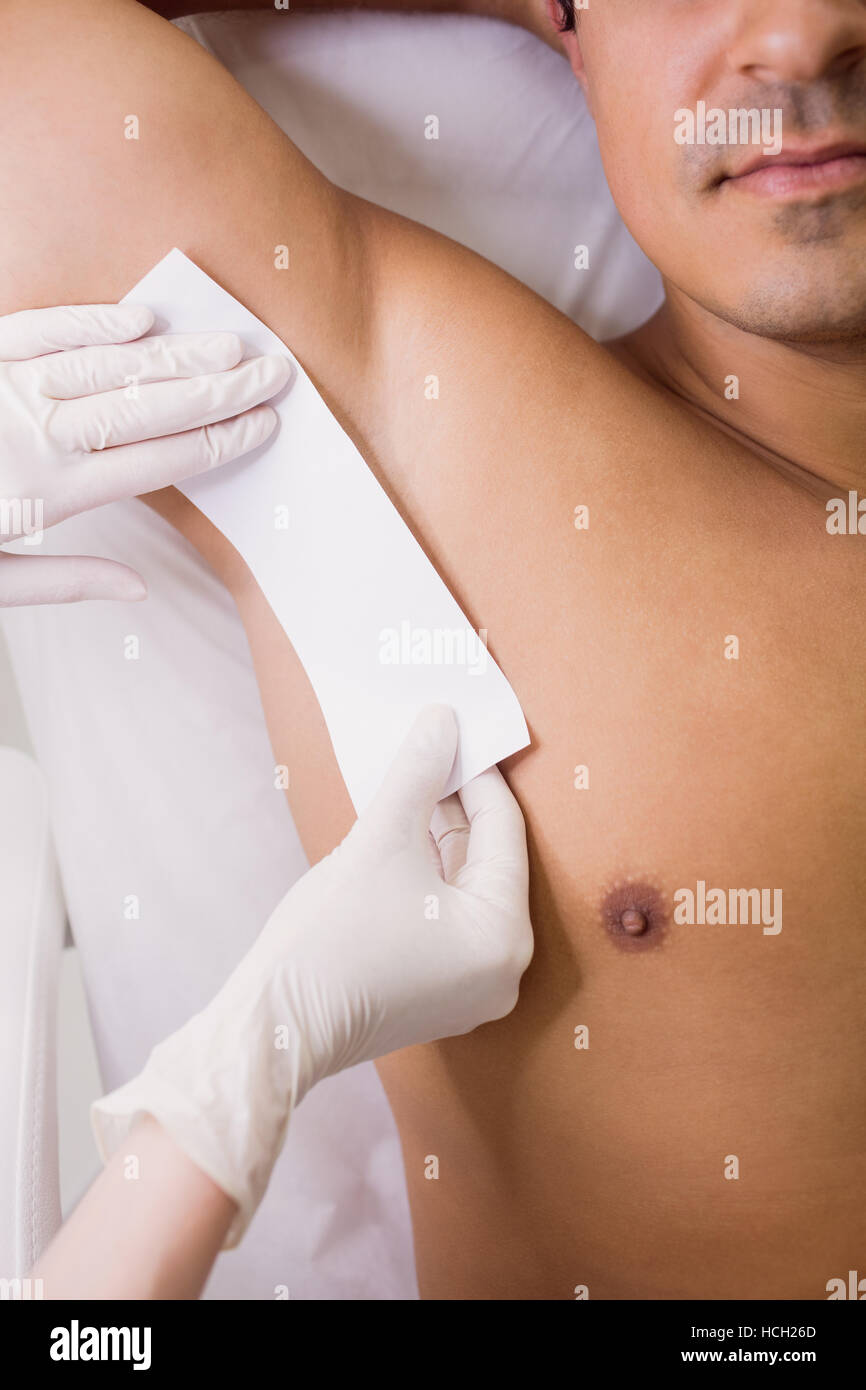 Fartage médecin patient de sexe masculin dans une clinique de la peau Banque D'Images
