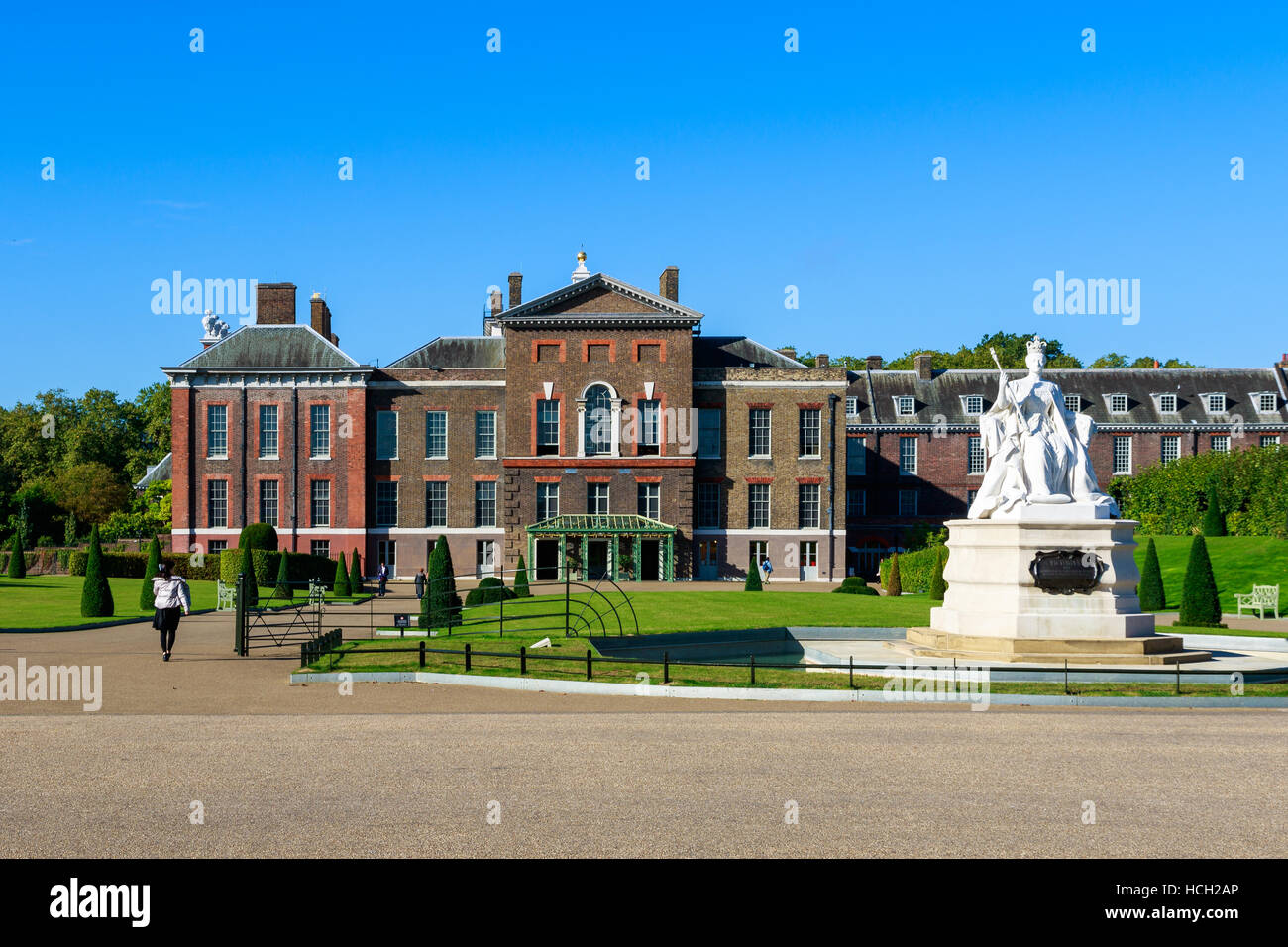 Statue de la reine Victoria et de Kensington Palace à Londres Banque D'Images