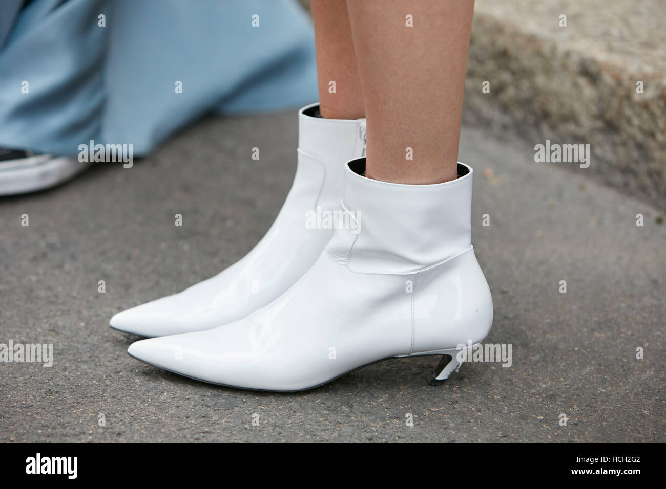 Woman with white fait low boots avant Max Mara fashion show, Milan Fashion Week street style le 22 septembre 2016 à Milan. Banque D'Images