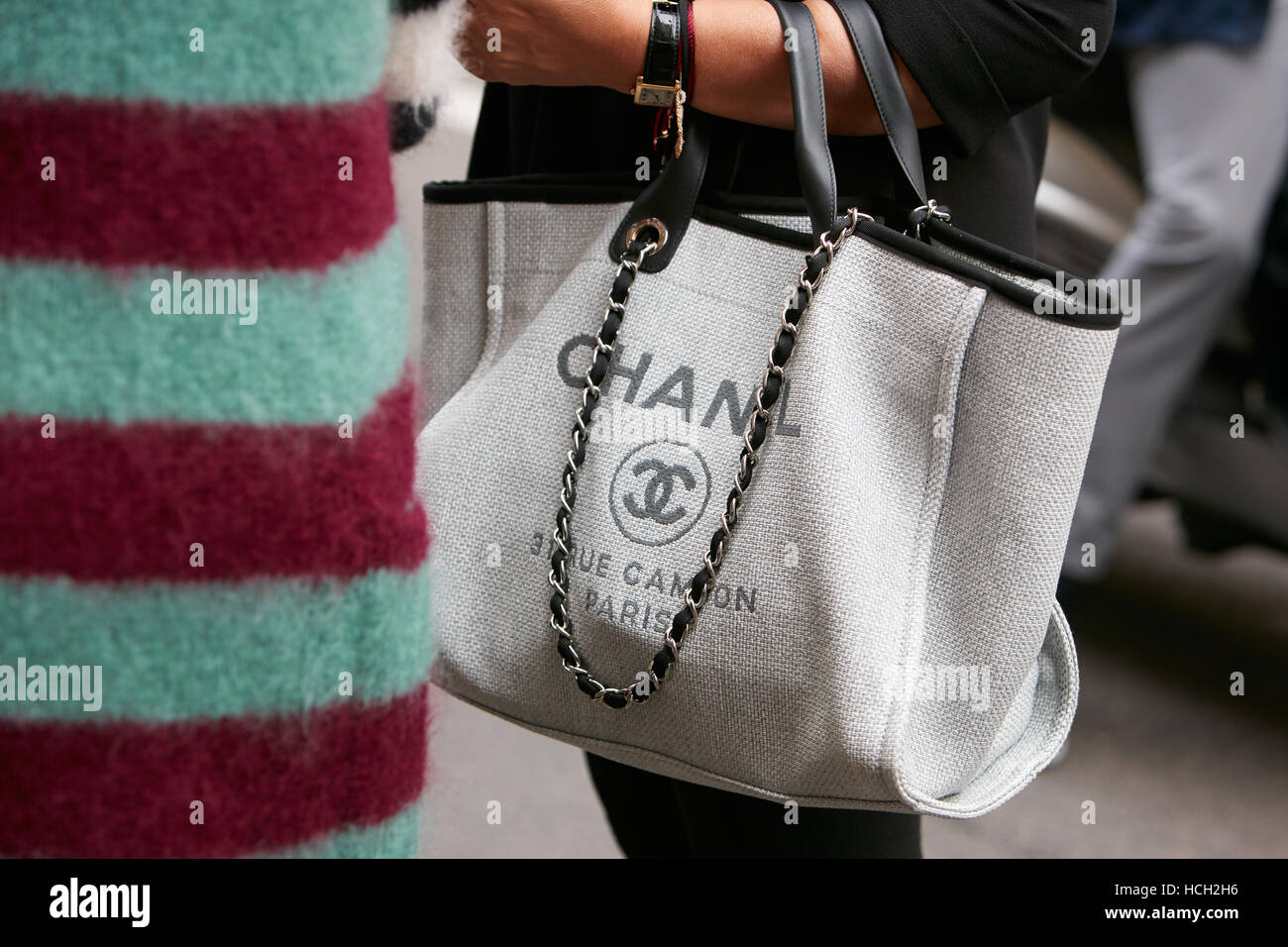 Femme avec sac en toile Chanel avant Max Mara fashion show, Milan Fashion  Week street style le 22 septembre 2016 à Milan Photo Stock - Alamy