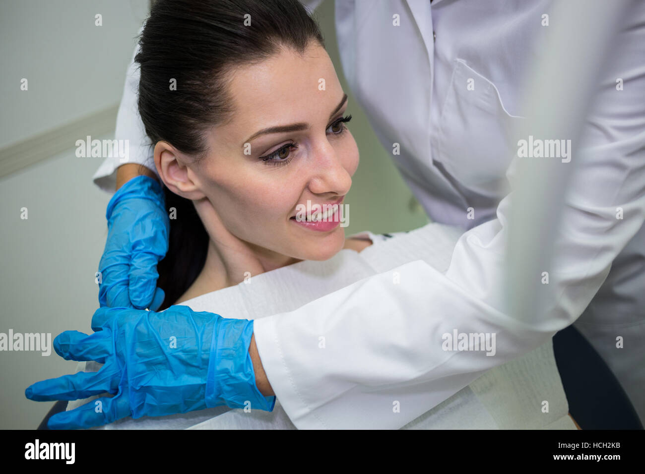 Dentiste la préparation patient pour examen dentaire Banque D'Images
