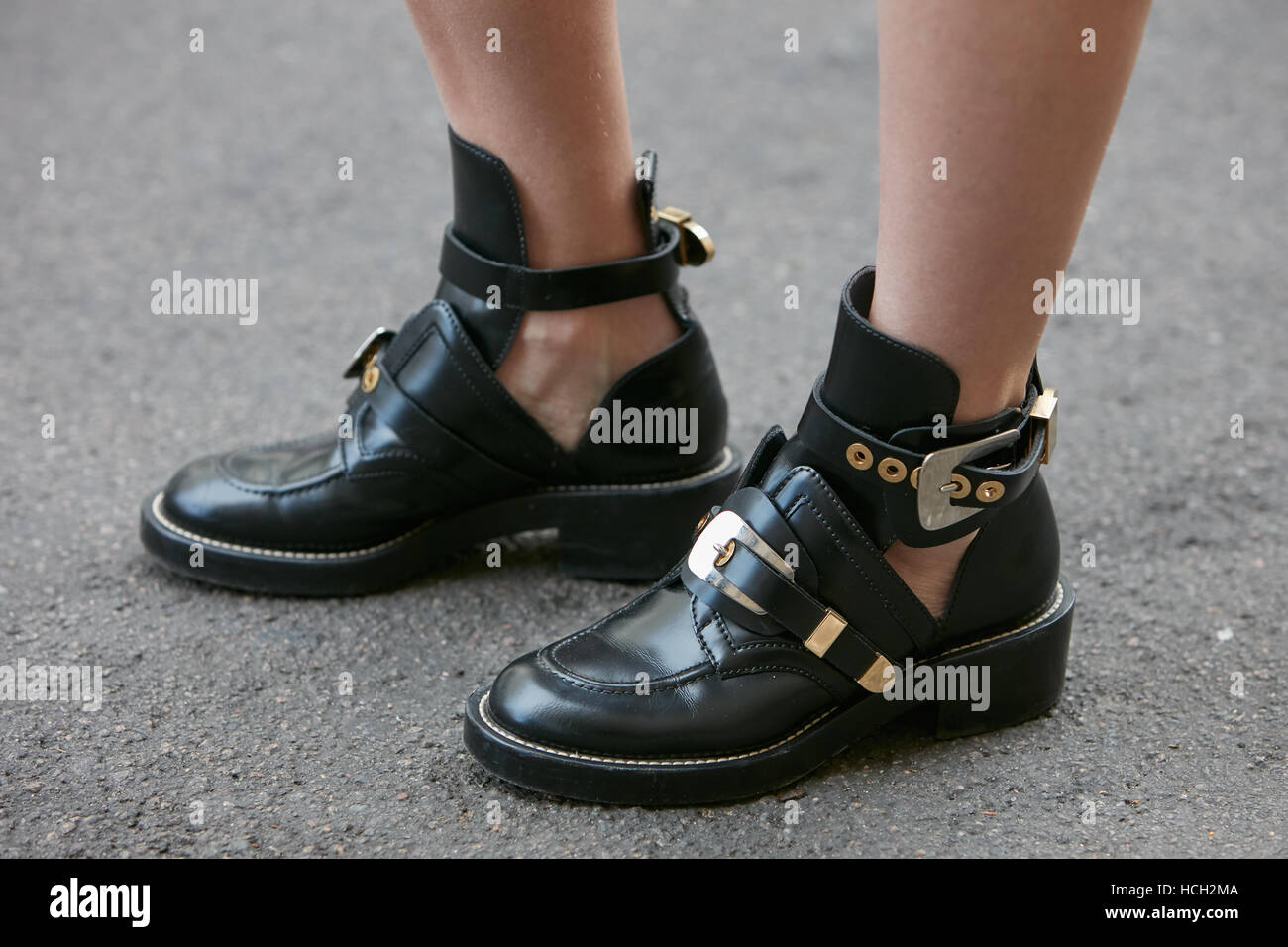 Femme avec des low boots en cuir noir avant de Max Mara fashion show, Milan Fashion Week street style le 22 septembre 2016 à Milan. Banque D'Images