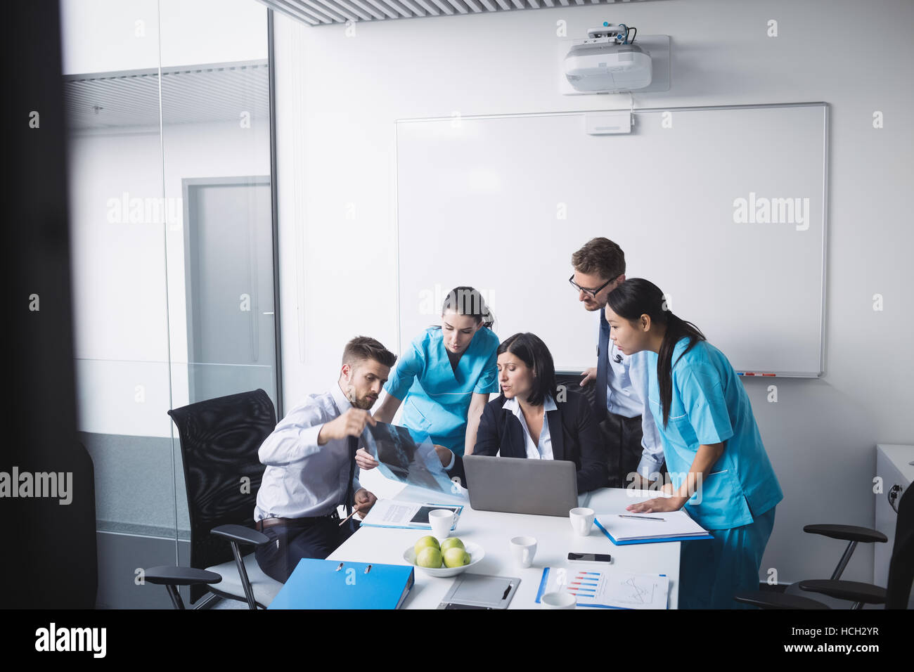 L'équipe médicale de l'examen d'une x-ray report Banque D'Images