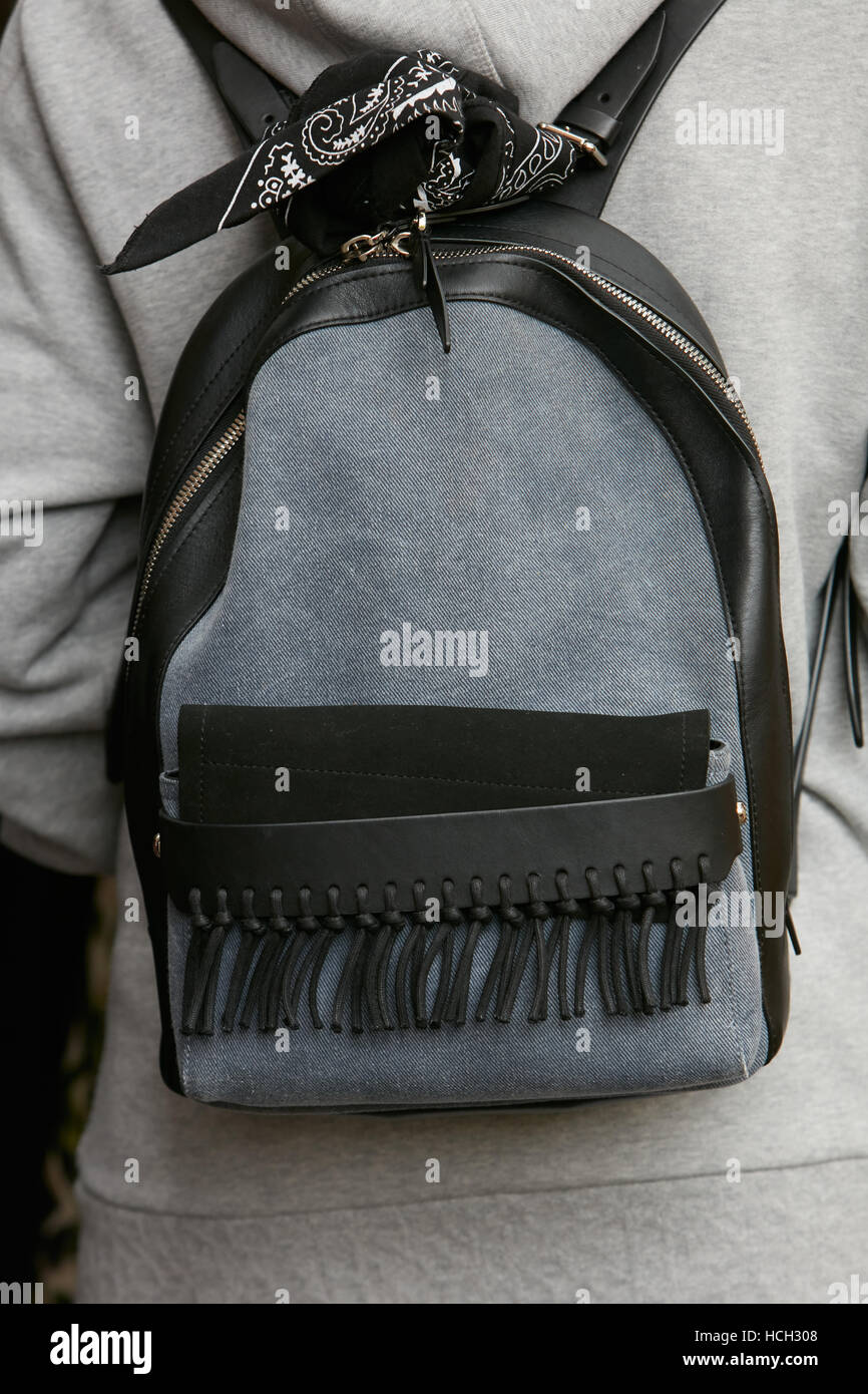 L'homme de cuir noir et sac à dos tissu avant Cristiano Burani fashion show, Milan Fashion Week street style le 22 septembre Banque D'Images