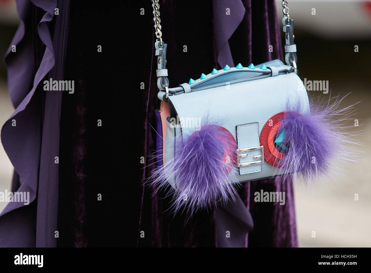 Femme en bleu clair Fendi sac avec fourrure violet avant Fendi fashion show, Milan Fashion Week street style le 22 septembre 2016 Banque D'Images