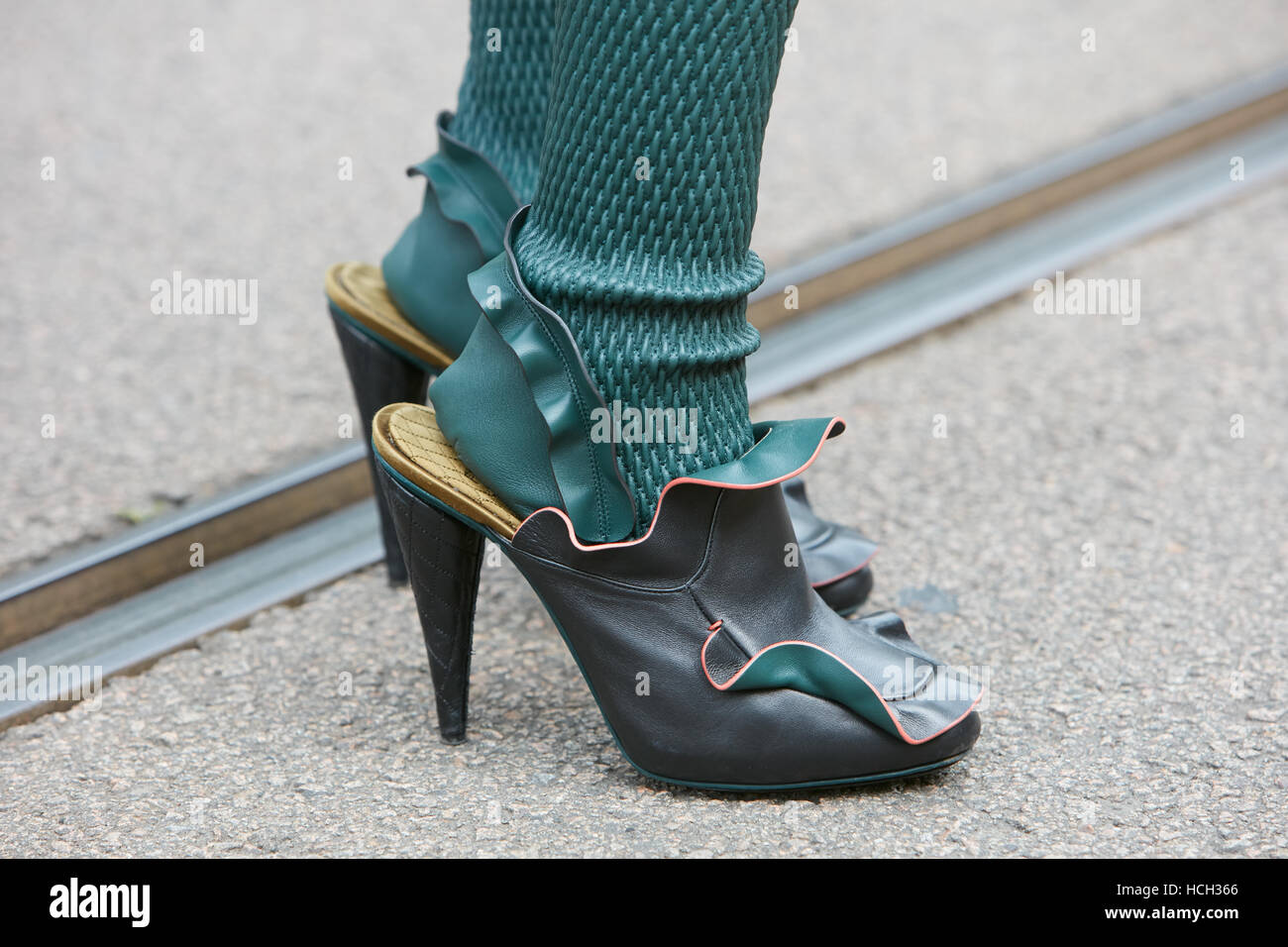 Femme avec des chaussures en cuir noir et vert avant Fendi fashion show, Milan Fashion Week street style le 22 septembre 2016. Banque D'Images