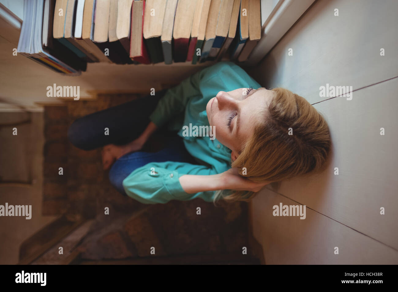 Thoughtful woman sitting on steps Banque D'Images