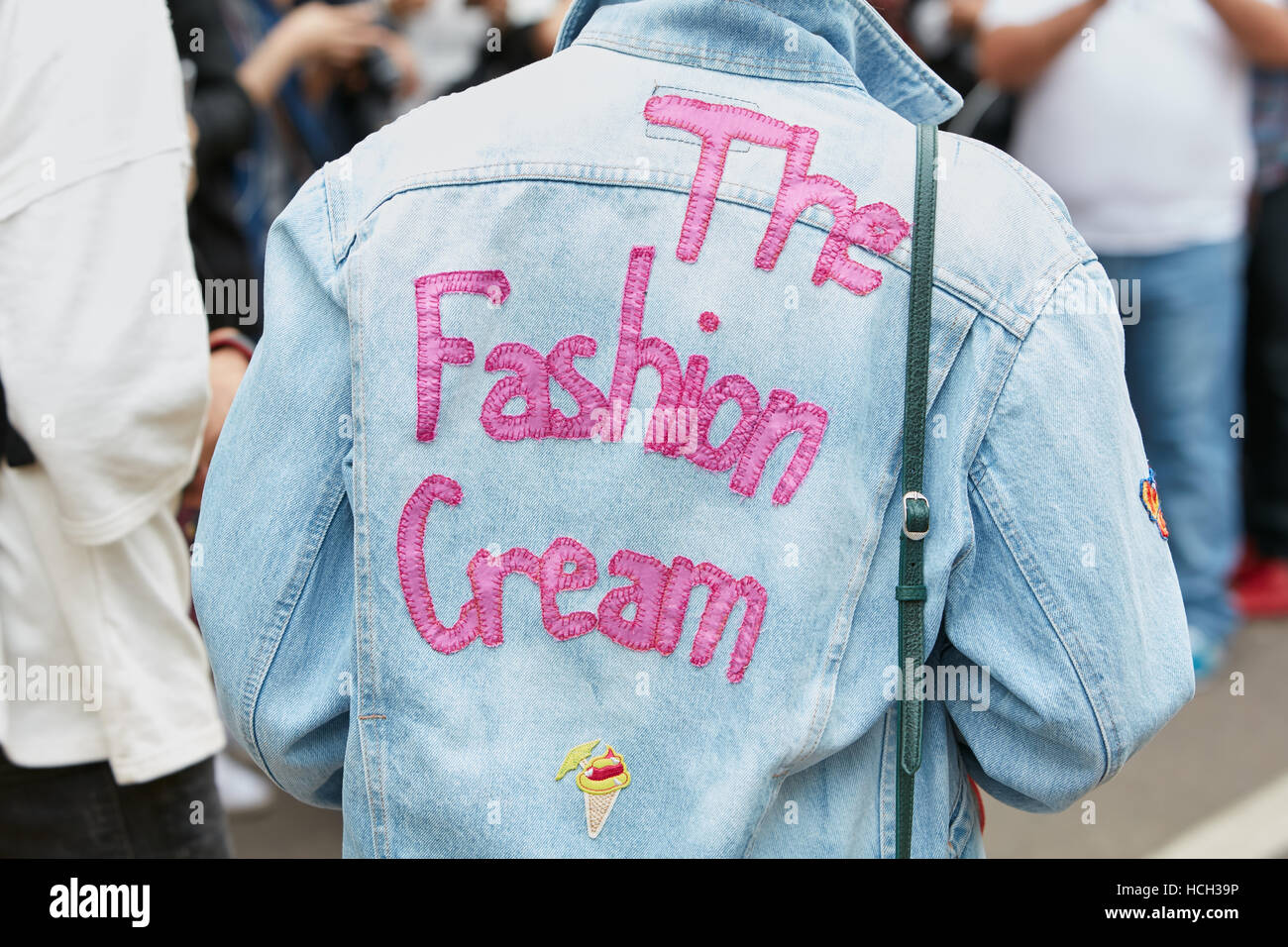 Veste jeans femme avec avec la crème de la mode écrit avant le défilé  Fendi, Milan Fashion Week street style sur Septembre Photo Stock - Alamy
