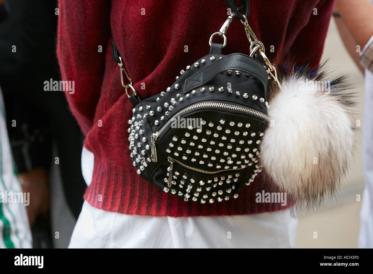 Femme avec sac à dos en cuir noir avec clous avant Fendi fashion show, Milan Fashion Week street style le 22 septembre 2016. Banque D'Images