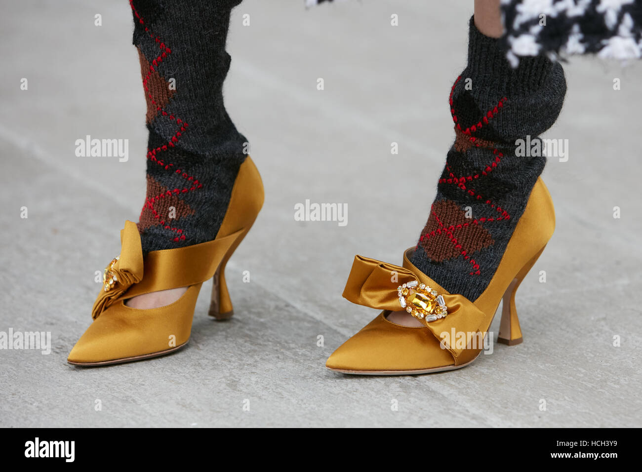 Femme avec des chaussures jaunes et gem avant de Giorgio Armani fashion show, Milan Fashion Week street style le 23 septembre. Banque D'Images