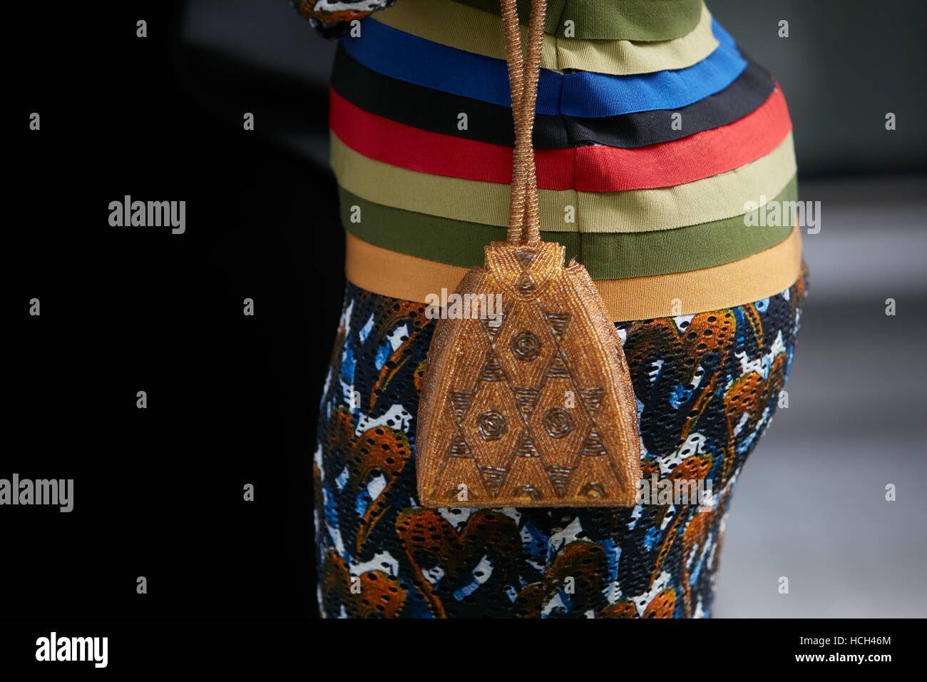 Femme avec perles brunes sac avant Giorgio Armani fashion show, Milan Fashion Week street style le 23 septembre 2016 à Milan. Banque D'Images