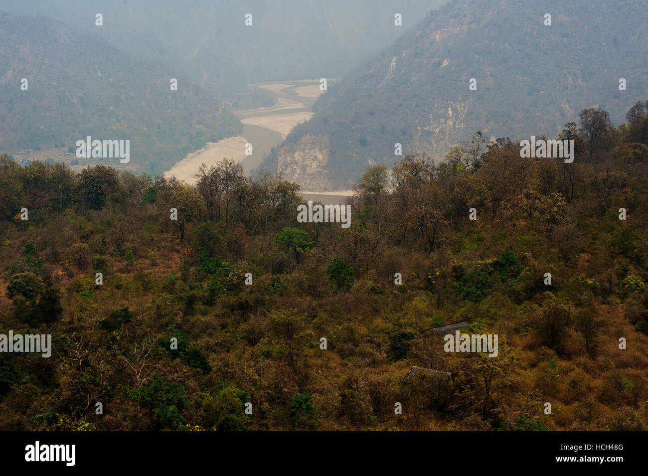 Des maisons abandonnées à Thak village avec sarda river dans l'arrière-plan. Thak a été rendu célèbre par Jim Corbett dans son livre Maneaters du Kumaon Banque D'Images