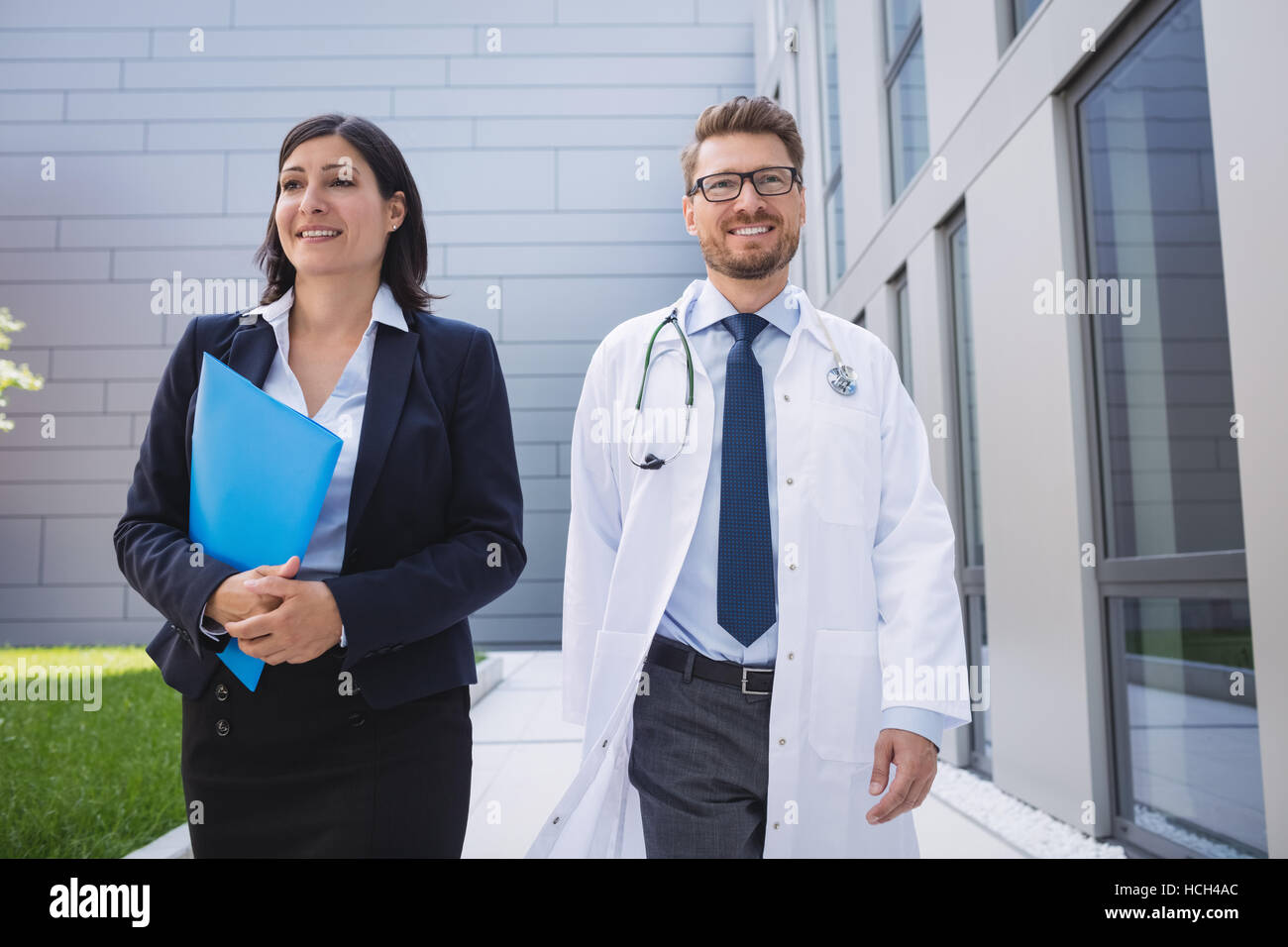Les médecins locaux de l'hôpital en marchant ensemble Banque D'Images