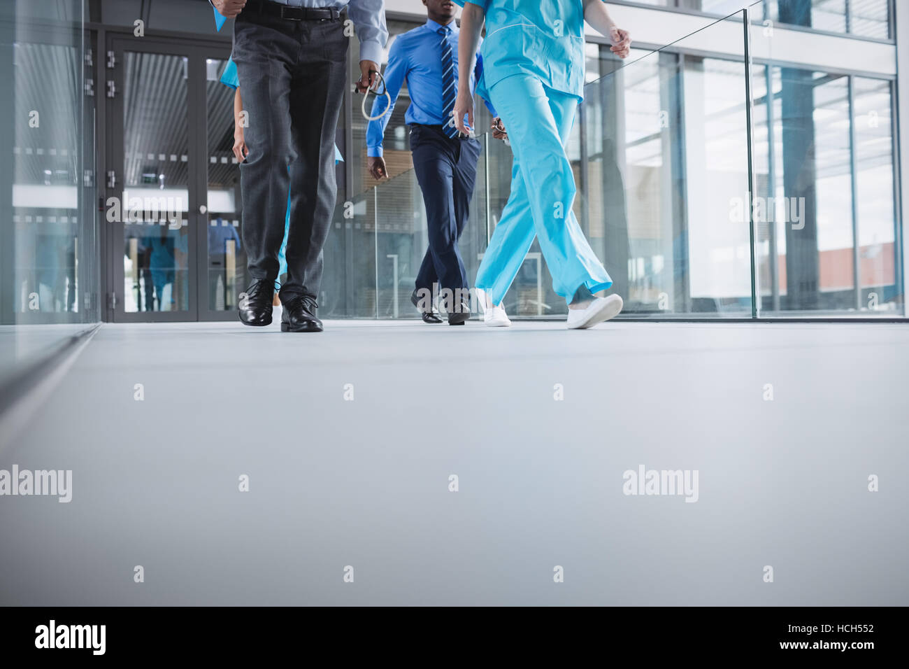 Médecins et infirmières se précipiter d'urgence pour Banque D'Images