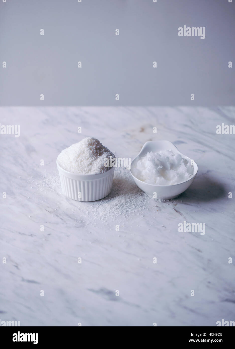 Noix de coco desséchée et l'huile de coco sur table en marbre blanc Banque D'Images