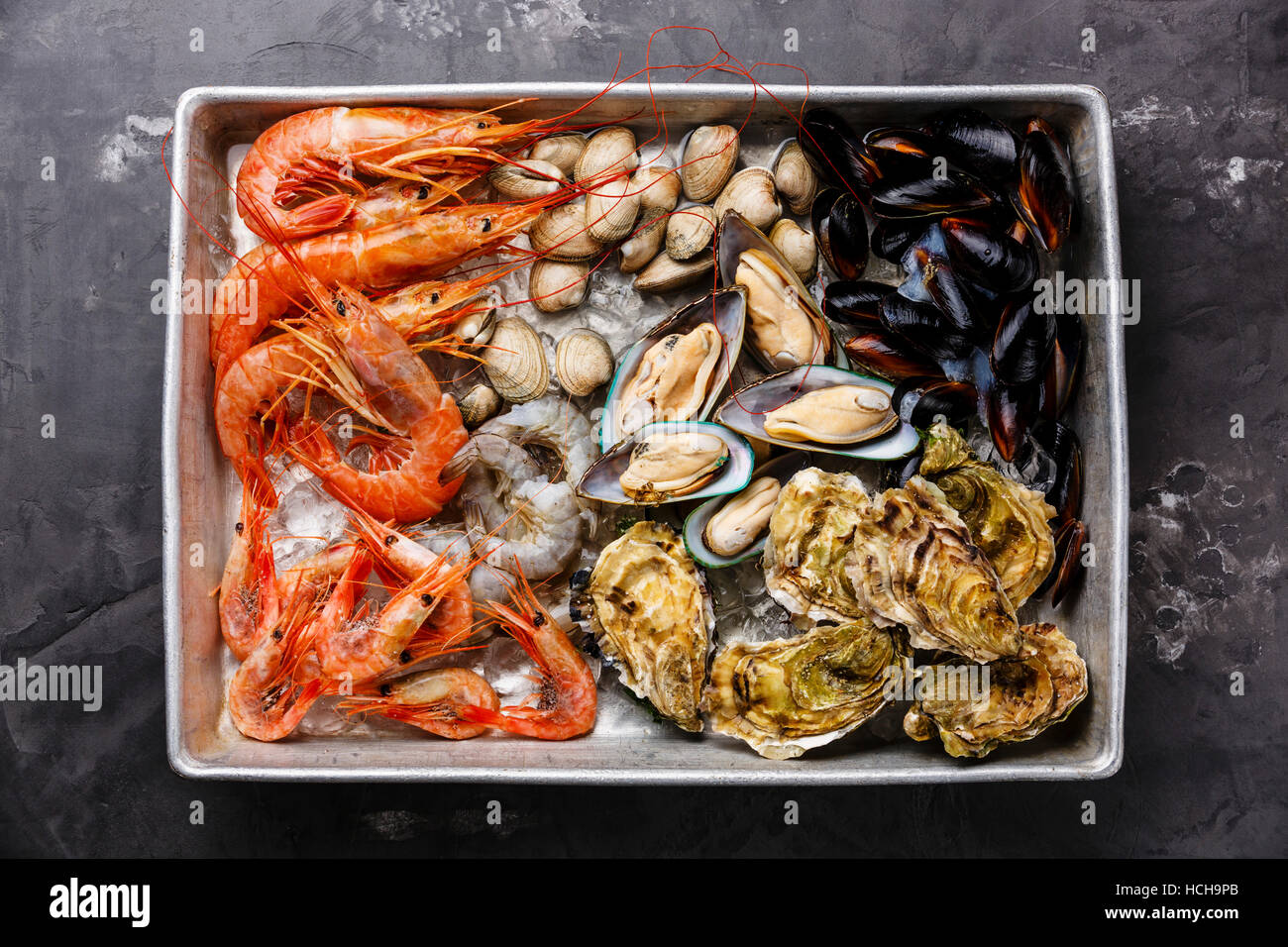 Cocktail de fruits de mer frais crus avec Moules, huîtres, palourdes, crevettes et langoustines, Vongole Banque D'Images Cocktail de fruits de mer frais crus avec Moules, huîtres, palourdes, crevettes et langoustines, Vongole Banque D'Images