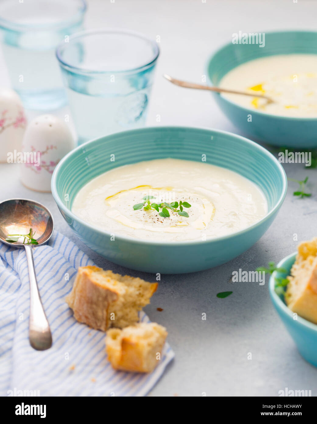 Soupe de chou-fleur crémeux servi avec bruschetta grillée Banque D'Images Soupe de chou-fleur crémeux servi avec bruschetta grillée Banque D'Images