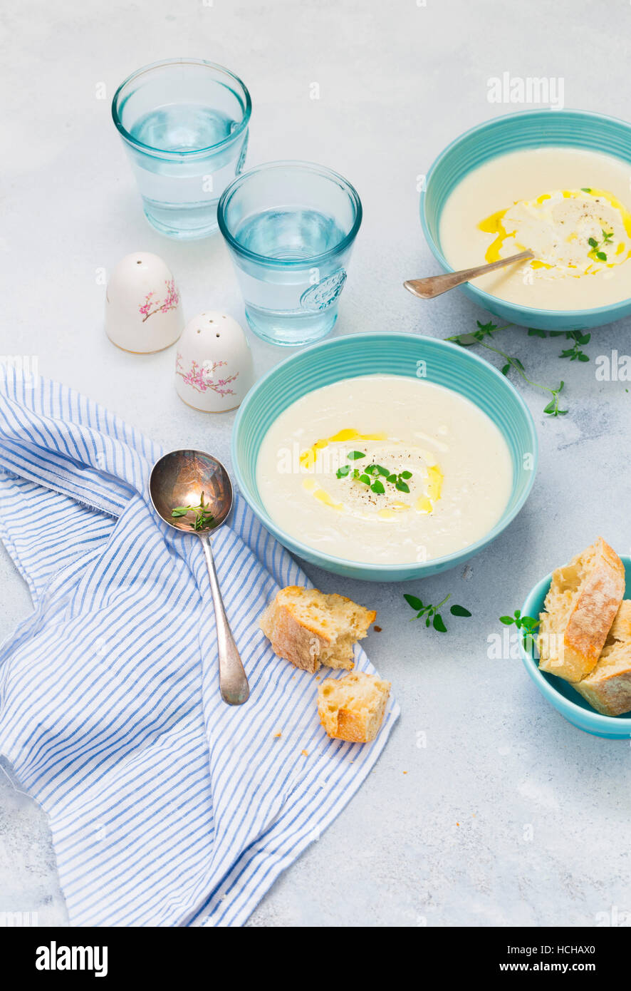 Soupe de chou-fleur crémeux servi avec bruschetta grillée Banque D'Images Soupe de chou-fleur crémeux servi avec bruschetta grillée Banque D'Images
